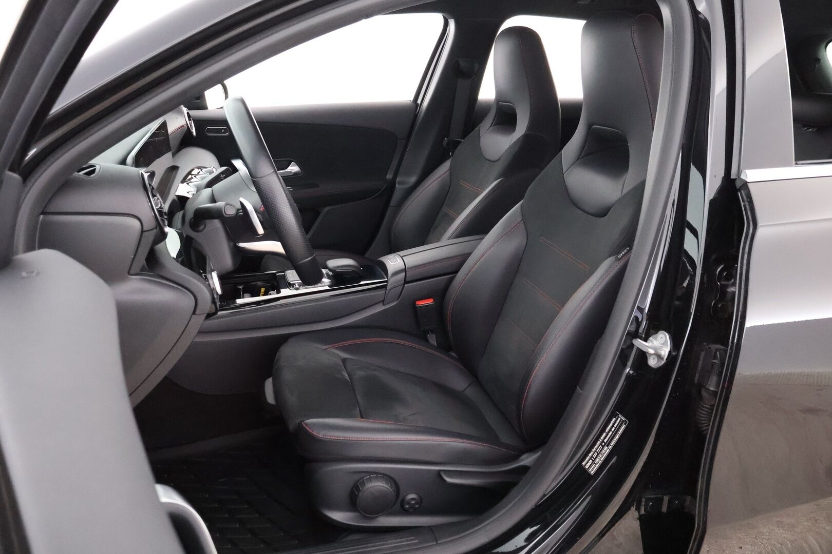 Mercedes-Benz A 2020 250 e A Business AMG Edition EQ Power - Distronic Pro / Widescreen / Multibeam / Peruutuskamera / Nahka-Alcantara / Navi / Sporttipenkit / Juuri saapunut! 