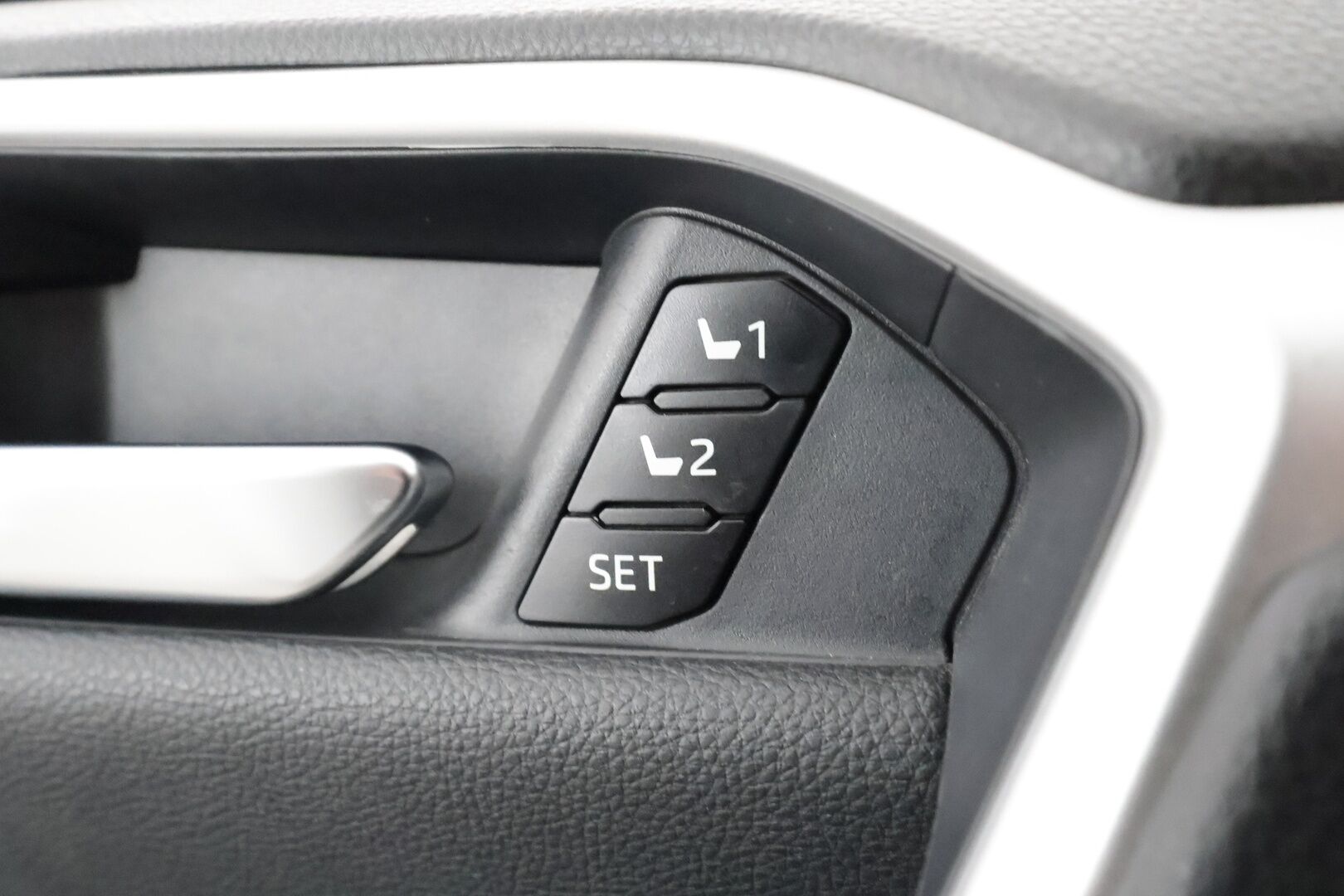 Toyota RAV4 2021 2,5 Hybrid AWD-i Premium - | ACC | JBL | 360° | Ilmastoidut nahat | Muistipenkki | Navi | LTA | BSM | P.kamera | Keyless | Lämm. ratti | Apple & Android | 2x renkaat aluin |