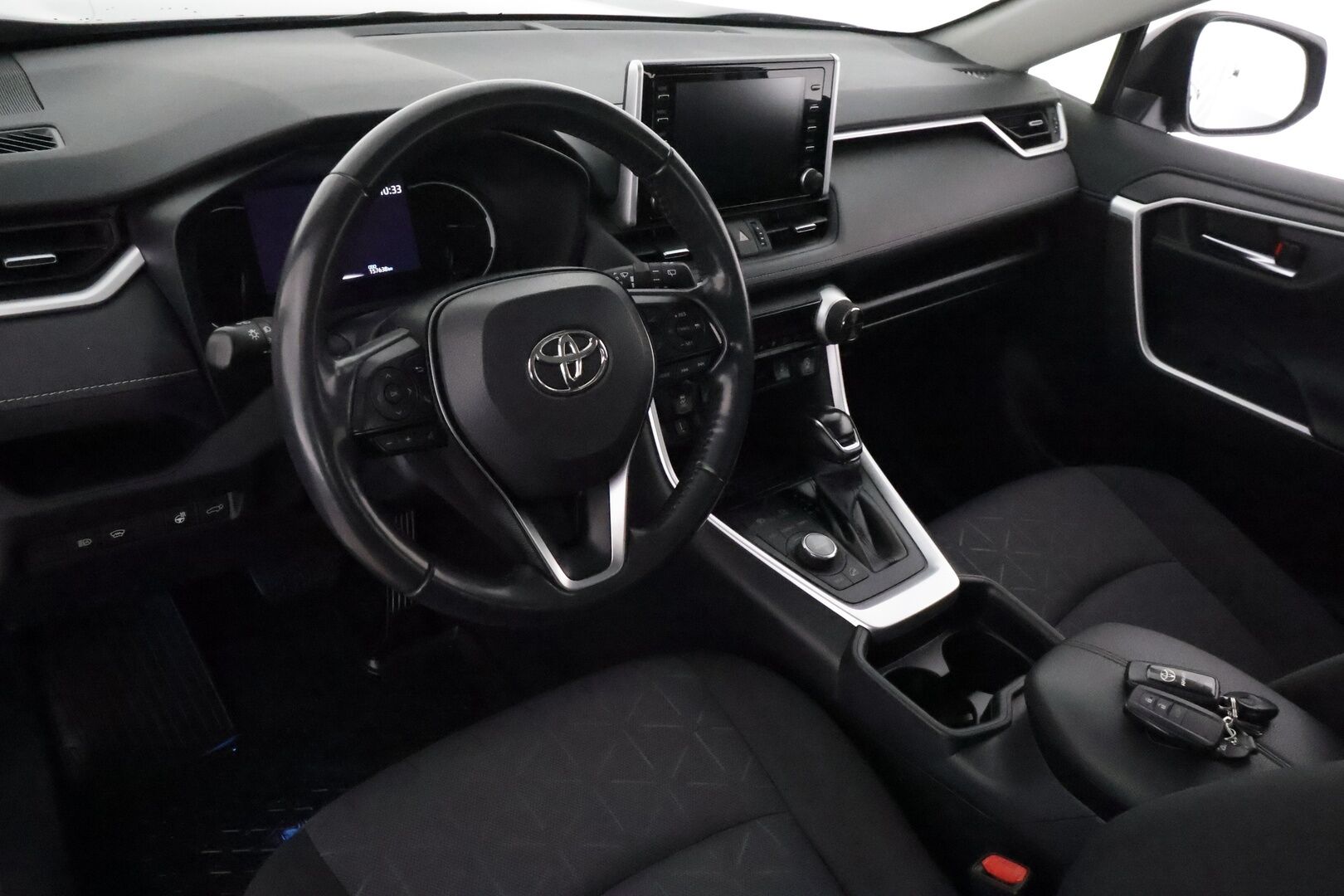 Toyota RAV4 2020 2,0 VVT-iE AWD Business Multidrive S **Adapt.vakkari / Webasto / Navi / Koukku / LED / KeylessGo / P.kamera** - 3,99 % KORKOTARJOUS TÄHÄN AUTOON 31.8. ASTI! - Suomi-auto / Kahdet renkaat aluvanteilla / Merkkihuollettu / Ratin lämmitin / Tuulilasin lämmitin
