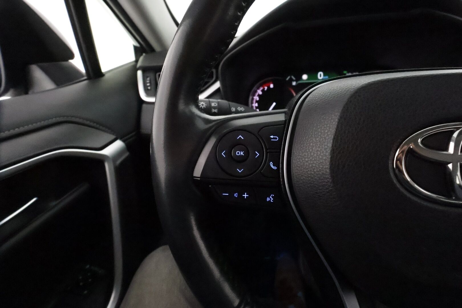 Toyota RAV4 2020 2,0 VVT-iE AWD Business Multidrive S **Adapt.vakkari / Webasto / Navi / Koukku / LED / KeylessGo / P.kamera** - 3,99 % KORKOTARJOUS TÄHÄN AUTOON 31.8. ASTI! - Suomi-auto / Kahdet renkaat aluvanteilla / Merkkihuollettu / Ratin lämmitin / Tuulilasin lämmitin