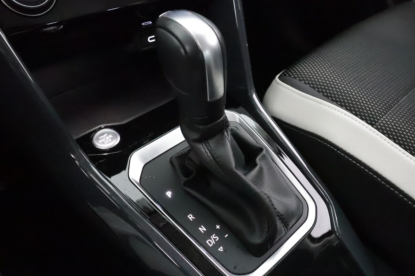 Volkswagen T-Roc 2021 Sport 1,5 TSI EVO 110 kW DSG  * ACC / P.kamera / LED / Webasto / KeylessGo / Sähköluukku / Digimittaristo * - 1.Om Suomi-auto / Kahdet renkaat aluvanteilla