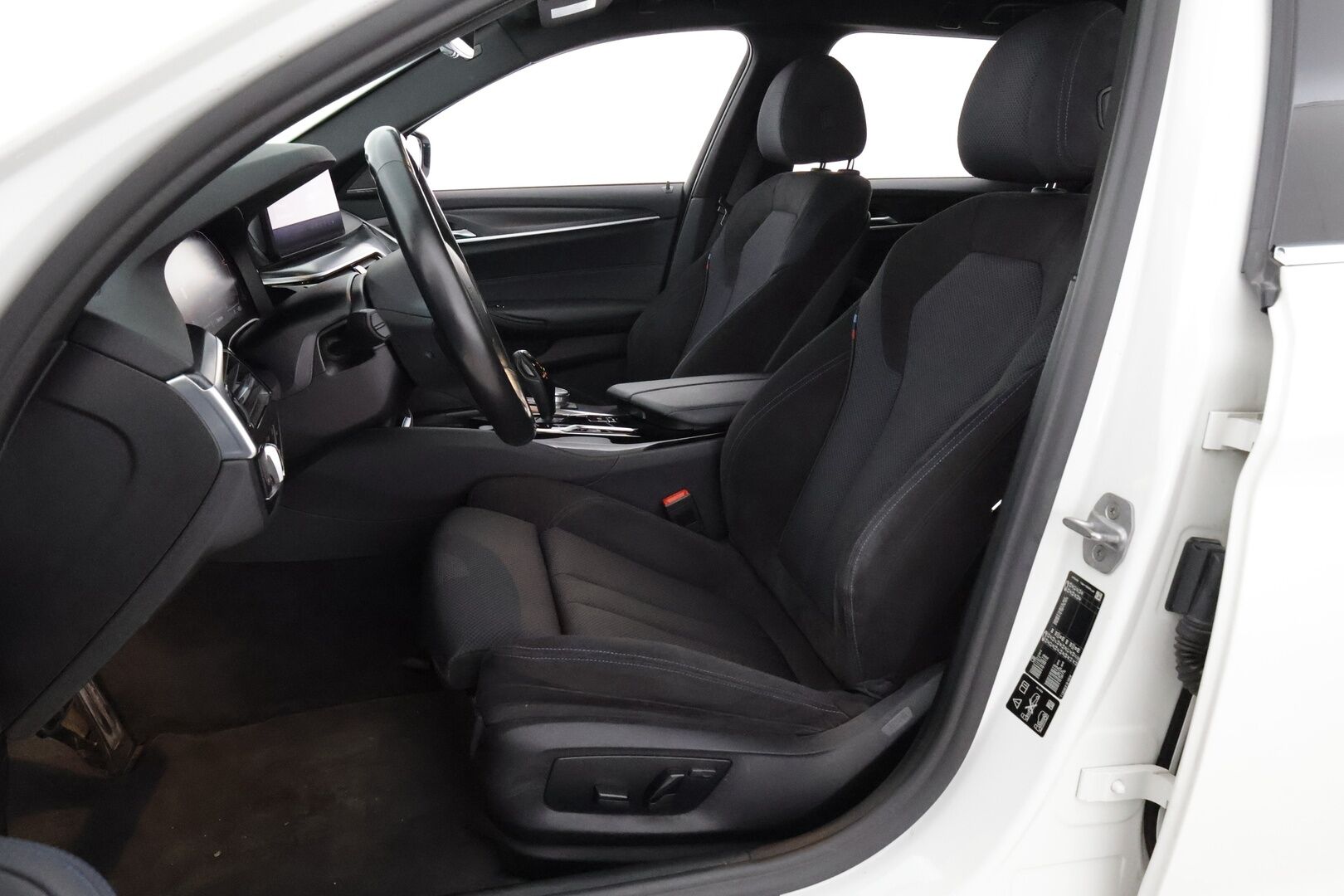 BMW 520 2021 G31 M-Sport A xDrive - 3,99 % KORKOTARJOUS TÄHÄN AUTOON 31.8. ASTI! - Suomi-auto / Webasto / Harman&Kardon / 360° Kamera / Sporttipenkit