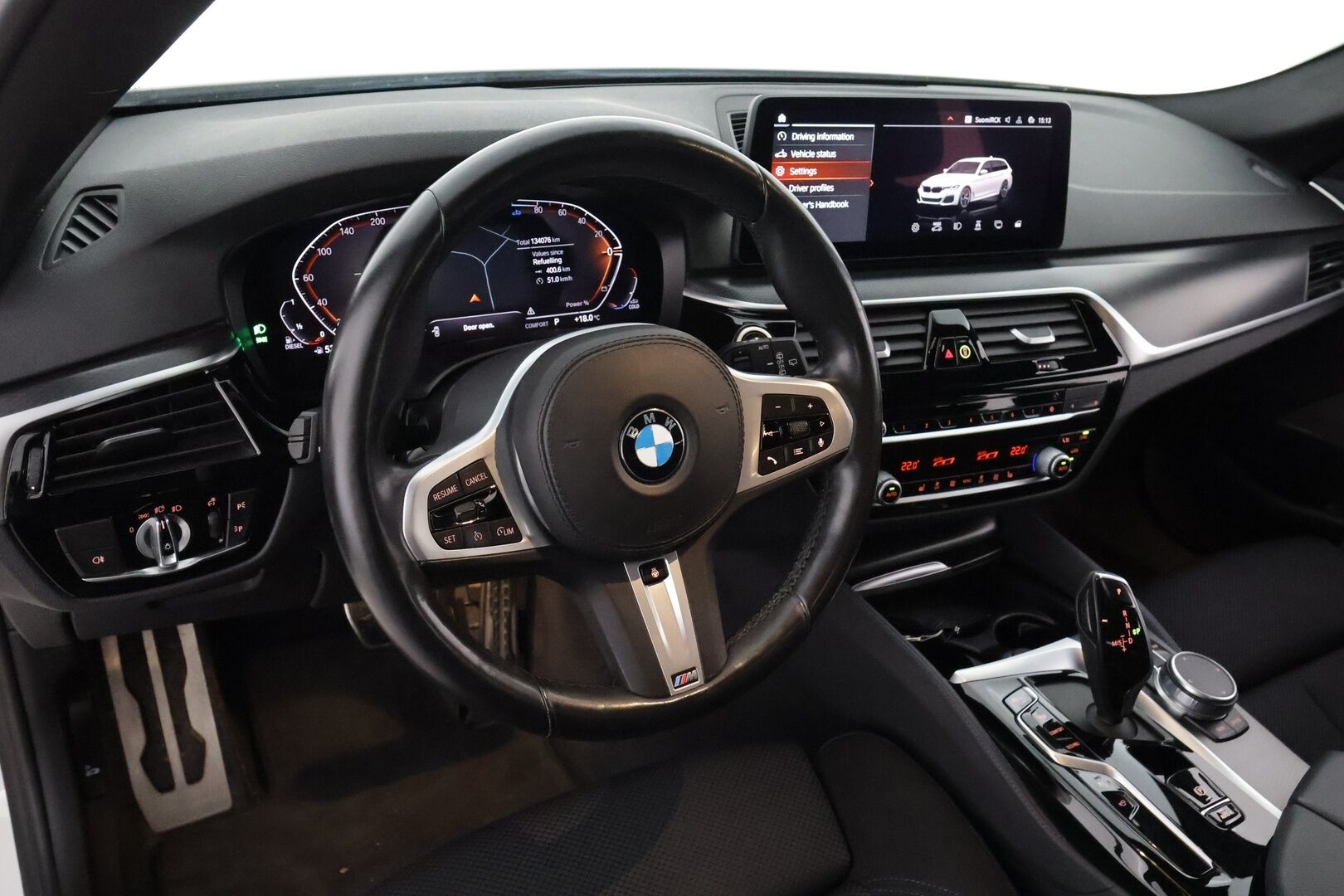 BMW 520 2021 G31 M-Sport A xDrive - 3,99 % KORKOTARJOUS TÄHÄN AUTOON 31.8. ASTI! - Suomi-auto / Webasto / Harman&Kardon / 360° Kamera / Sporttipenkit