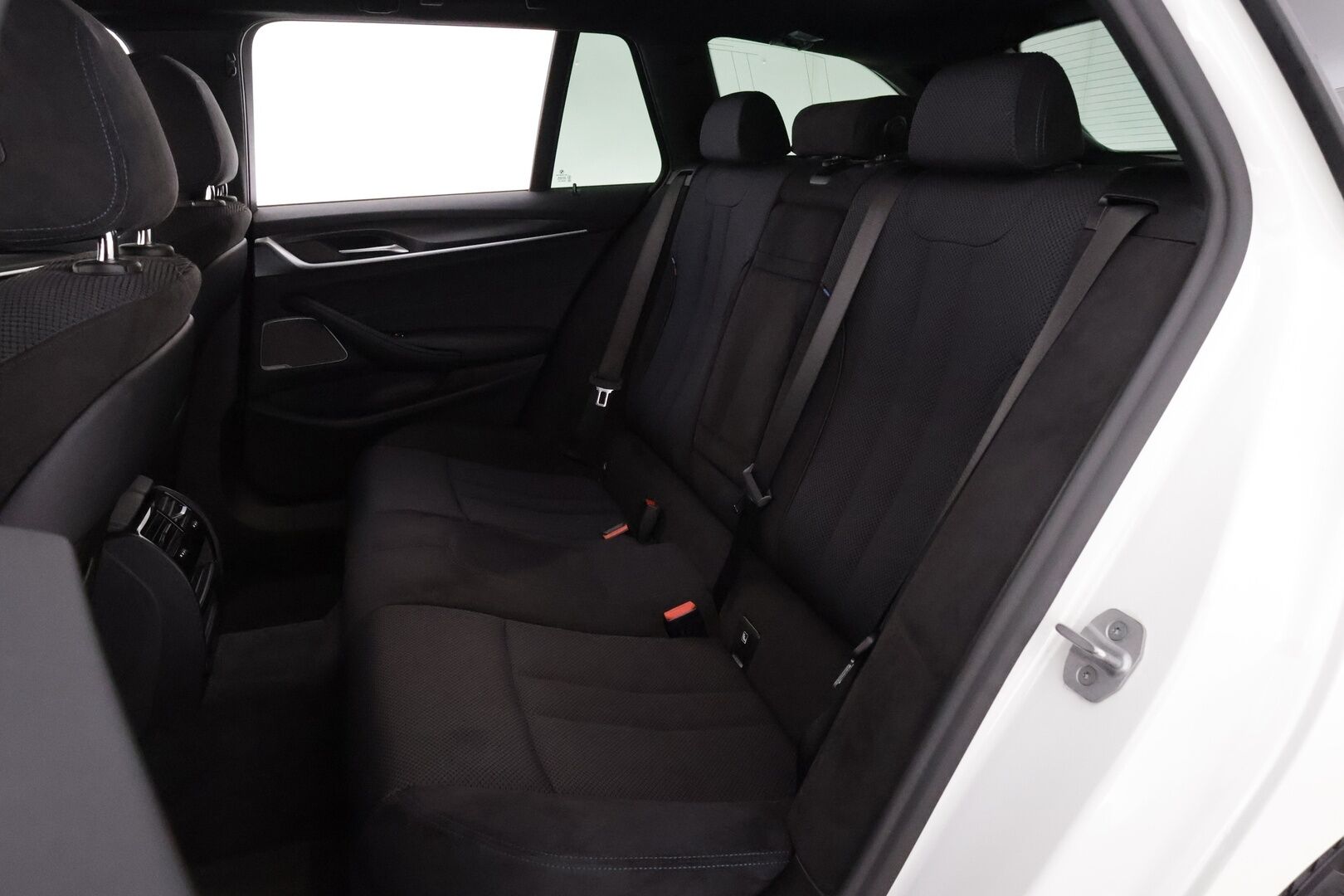 BMW 520 2021 G31 M-Sport A xDrive - 3,99 % KORKOTARJOUS TÄHÄN AUTOON 31.8. ASTI! - Suomi-auto / Webasto / Harman&Kardon / 360° Kamera / Sporttipenkit