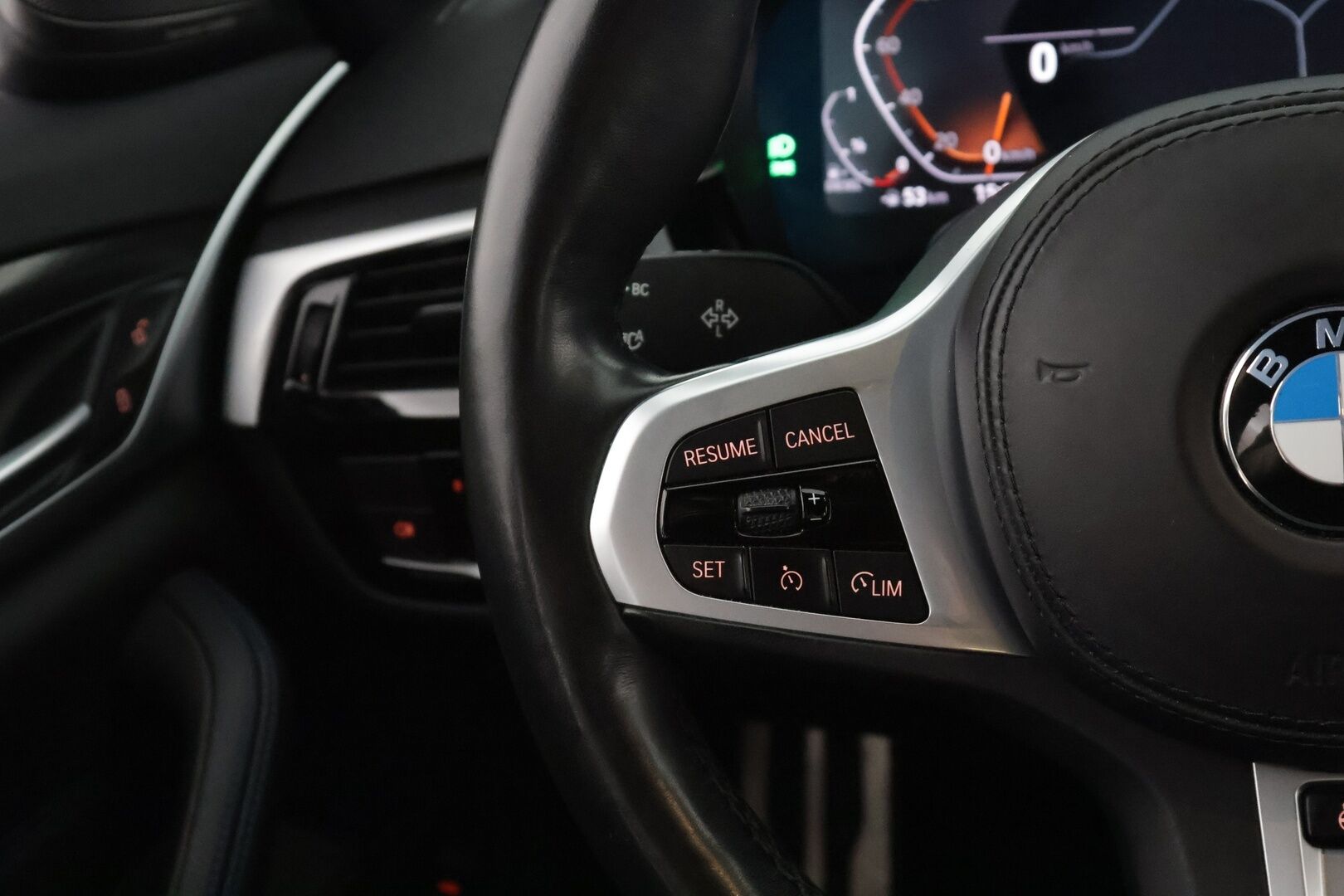 BMW 520 2021 G31 M-Sport A xDrive - 3,99 % KORKOTARJOUS TÄHÄN AUTOON 31.8. ASTI! - Suomi-auto / Webasto / Harman&Kardon / 360° Kamera / Sporttipenkit