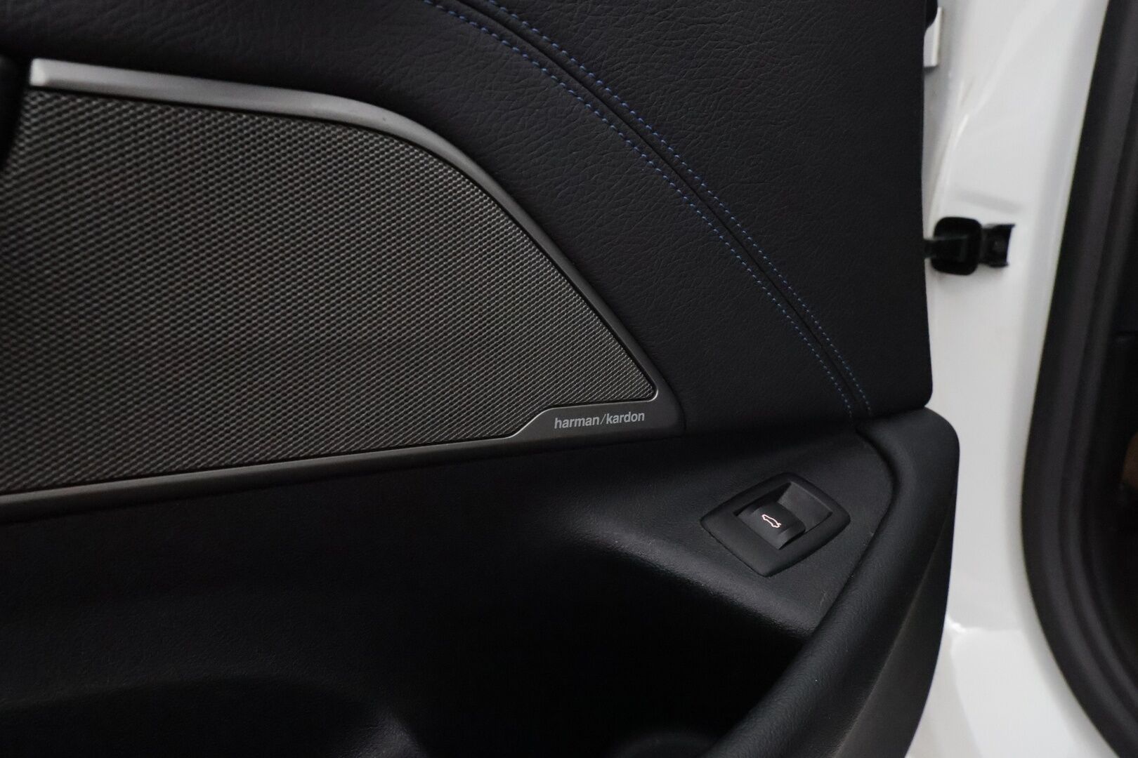 BMW 520 2021 G31 M-Sport A xDrive - 3,99 % KORKOTARJOUS TÄHÄN AUTOON 31.8. ASTI! - Suomi-auto / Webasto / Harman&Kardon / 360° Kamera / Sporttipenkit