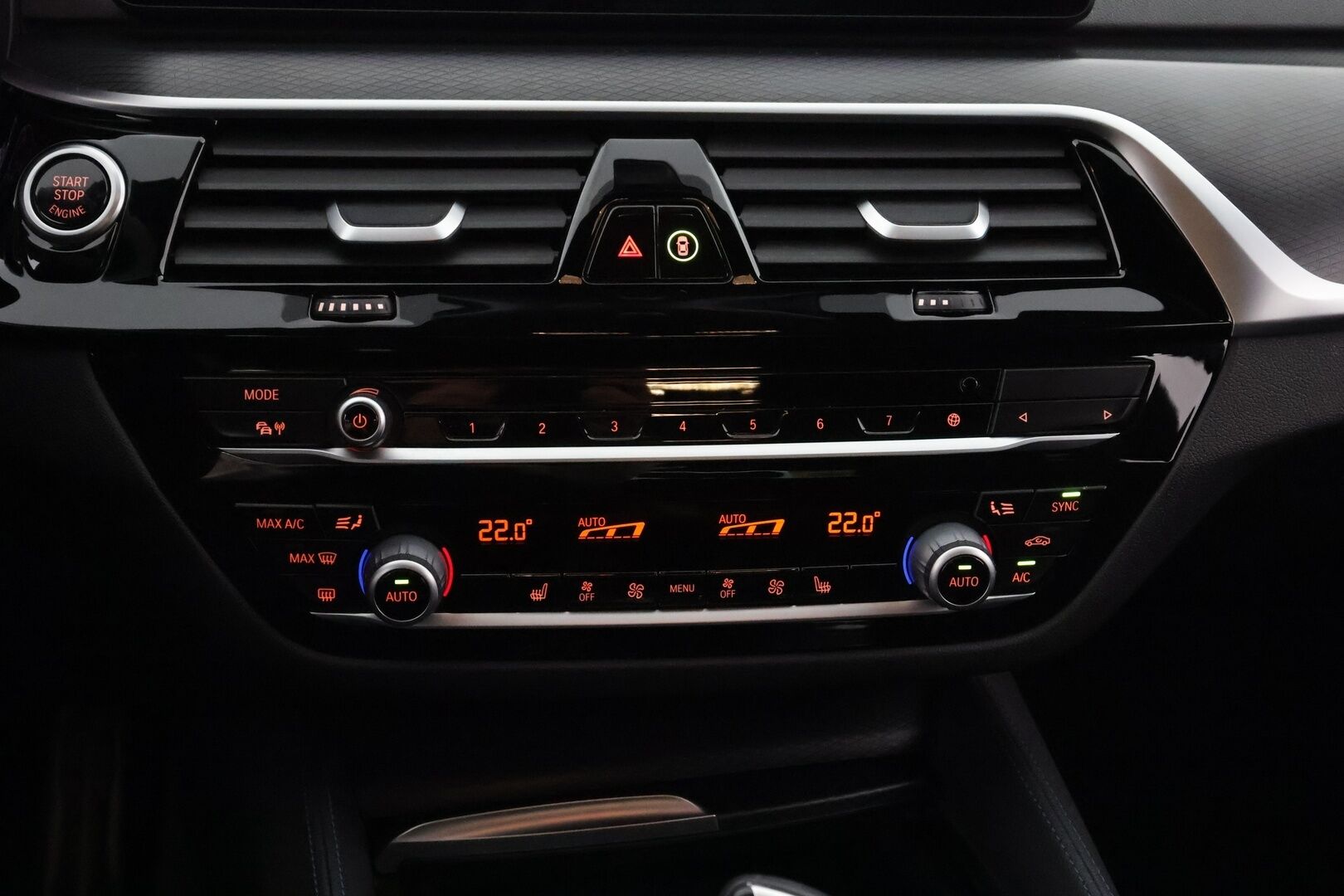 BMW 520 2021 G31 M-Sport A xDrive - 3,99 % KORKOTARJOUS TÄHÄN AUTOON 31.8. ASTI! - Suomi-auto / Webasto / Harman&Kardon / 360° Kamera / Sporttipenkit