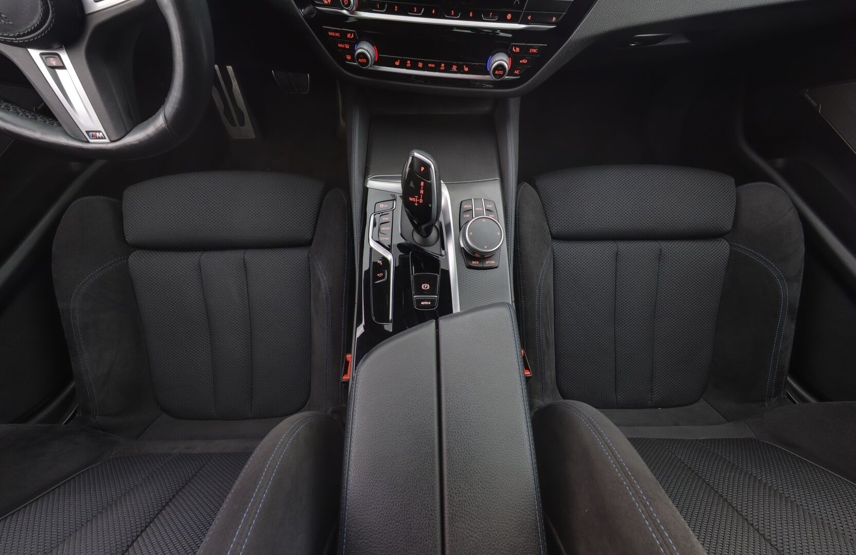 BMW 520 2021 G31 M-Sport A xDrive - 3,99 % KORKOTARJOUS TÄHÄN AUTOON 31.8. ASTI! - Suomi-auto / Webasto / Harman&Kardon / 360° Kamera / Sporttipenkit