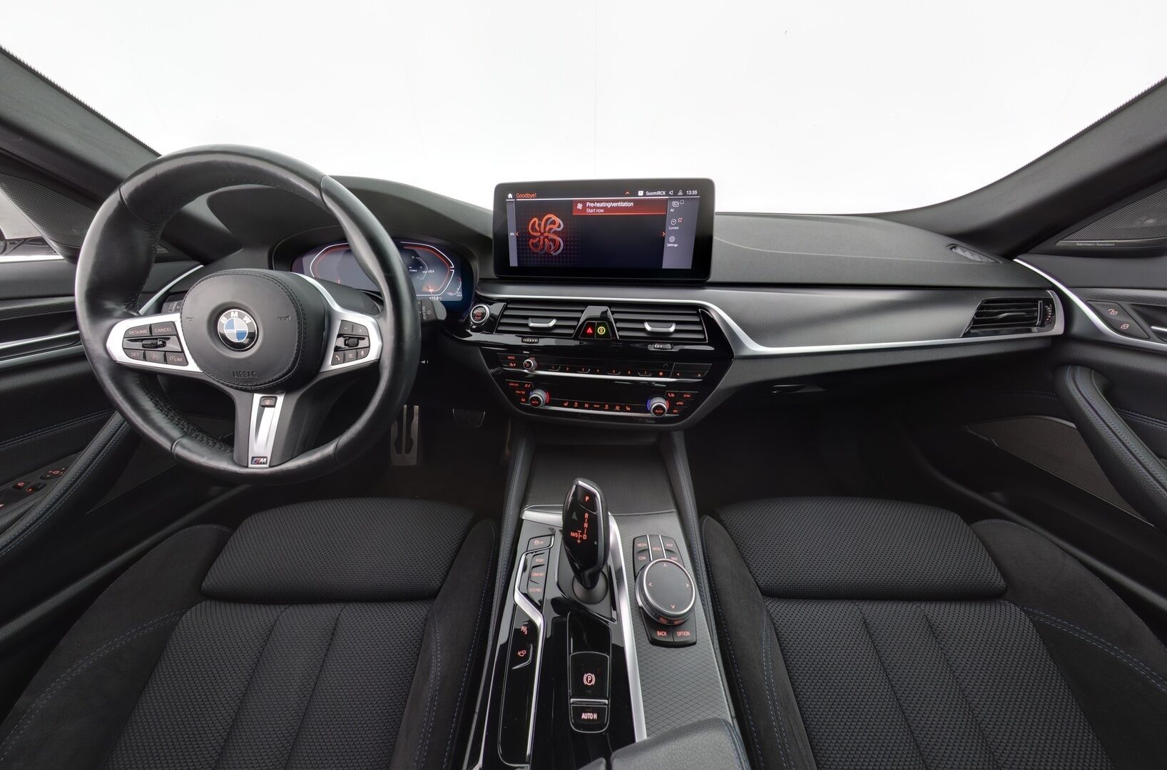 BMW 520 2021 G31 M-Sport A xDrive - 3,99 % KORKOTARJOUS TÄHÄN AUTOON 31.8. ASTI! - Suomi-auto / Webasto / Harman&Kardon / 360° Kamera / Sporttipenkit