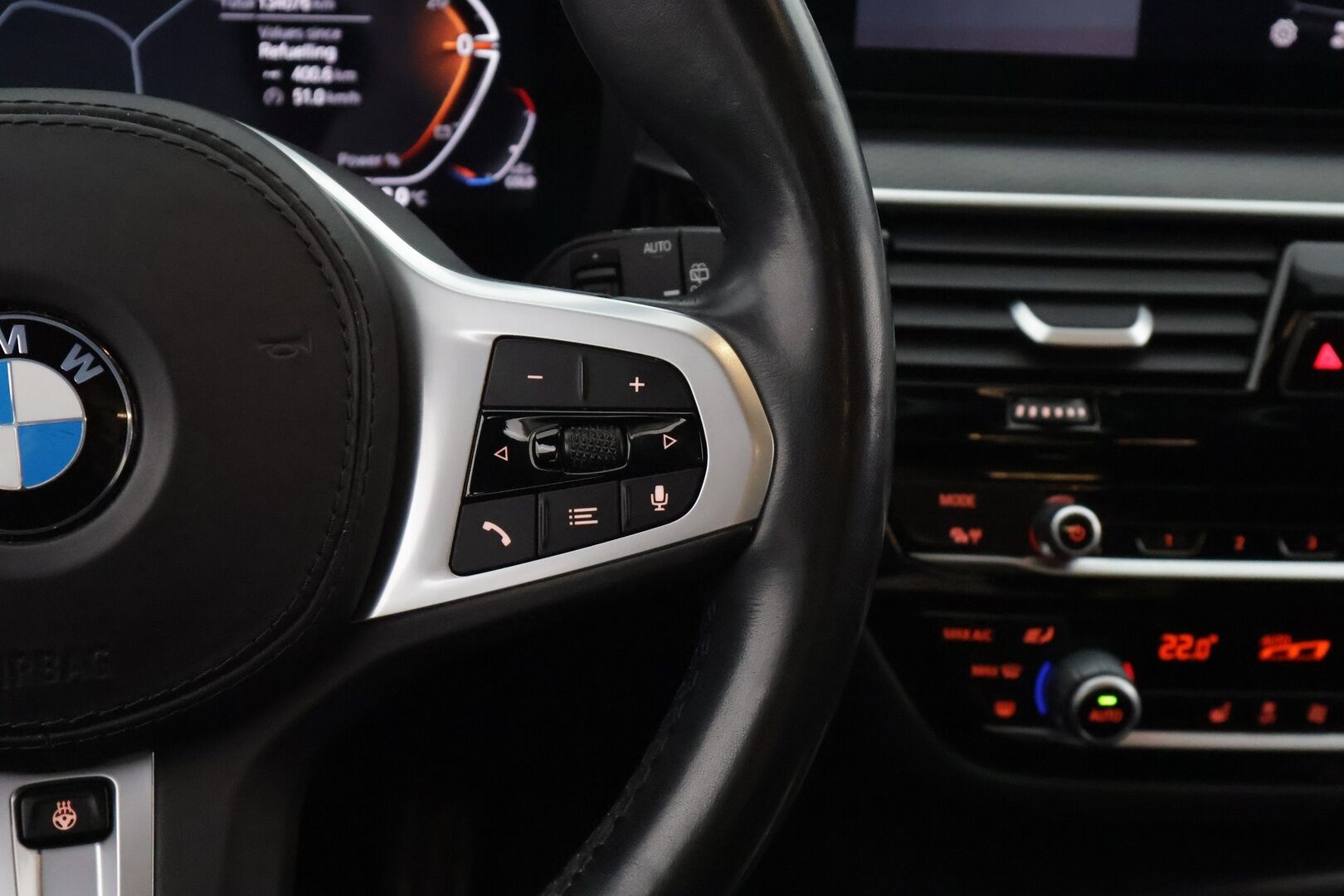BMW 520 2021 G31 M-Sport A xDrive - 3,99 % KORKOTARJOUS TÄHÄN AUTOON 31.8. ASTI! - Suomi-auto / Webasto / Harman&Kardon / 360° Kamera / Sporttipenkit