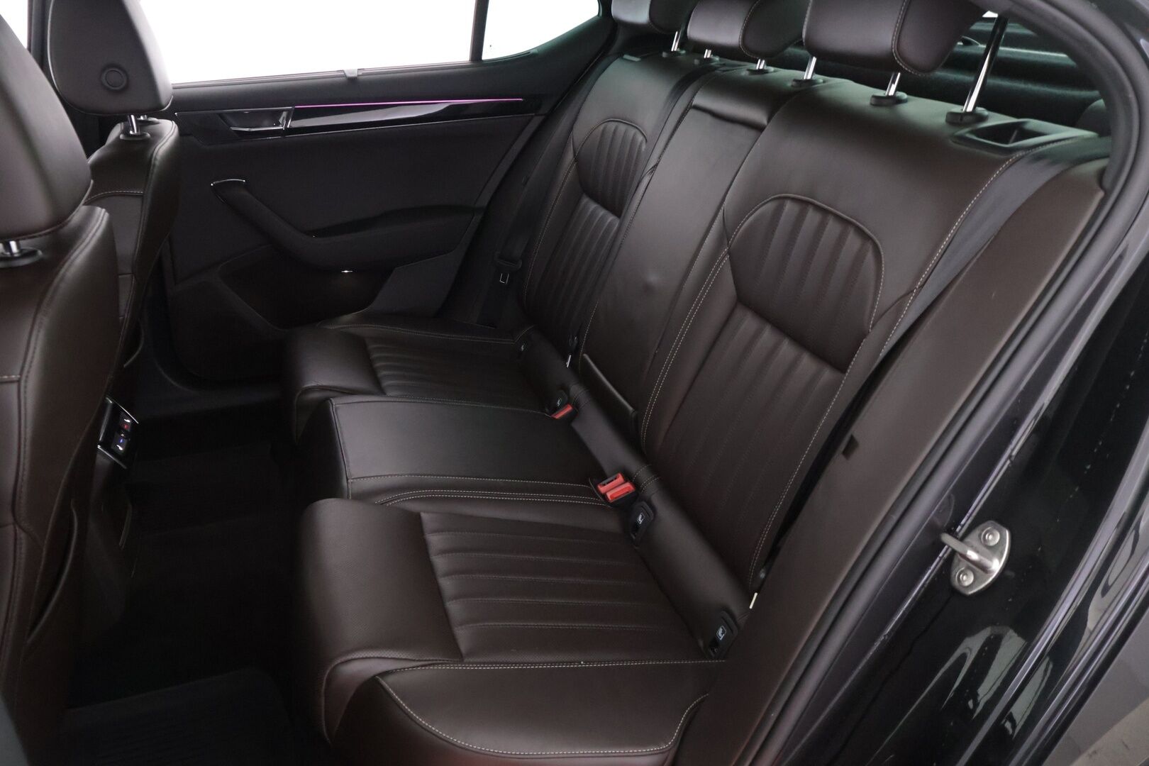 Skoda Superb 2021 1,4 TSI PHEV L&K iV DSG Autom. *Crystal LED / Canton / Ilmastoidut Muistinahat / ACC / Läm. tuulilasi+ratti / lasikatto* - SOH 94,5% / Suomi-auto / 2x renkaat - HULLUT JOULUT KORKOTARJOUS 2,49% 