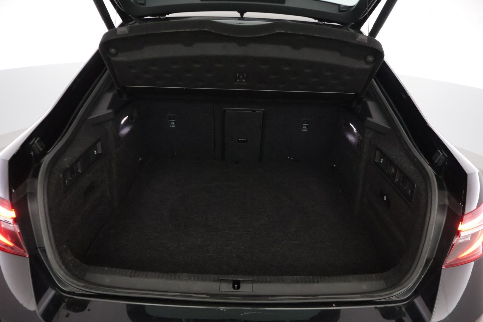 Skoda Superb 2021 1,4 TSI PHEV L&K iV DSG Autom. *Crystal LED / Canton / Ilmastoidut Muistinahat / ACC / Läm. tuulilasi+ratti / lasikatto* - SOH 94,5% / Suomi-auto / 2x renkaat - HULLUT JOULUT KORKOTARJOUS 2,49% 