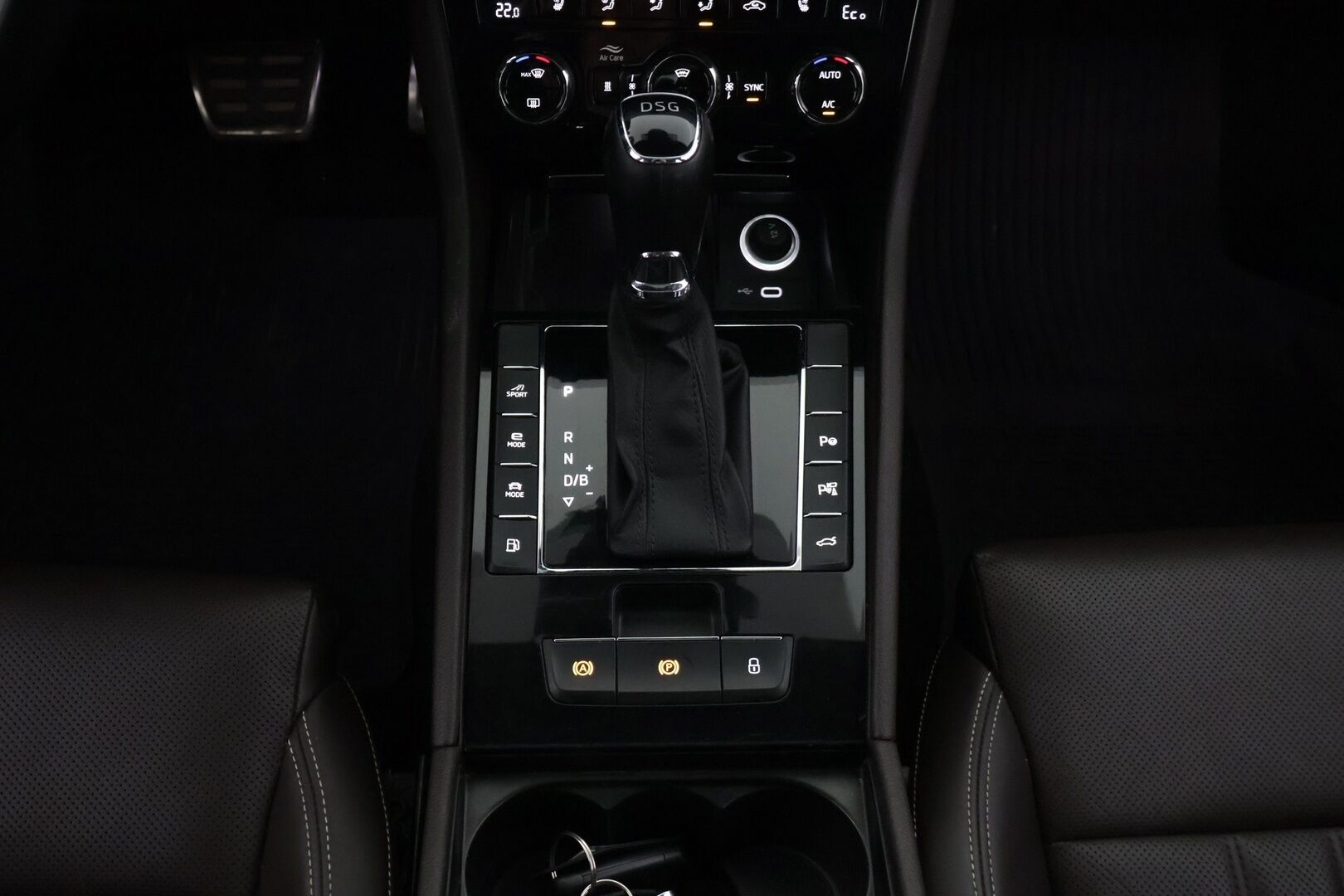 Skoda Superb 2021 1,4 TSI PHEV L&K iV DSG Autom. *Crystal LED / Canton / Ilmastoidut Muistinahat / ACC / Läm. tuulilasi+ratti / lasikatto* - SOH 94,5% / Suomi-auto / 2x renkaat - HULLUT JOULUT KORKOTARJOUS 2,49% 