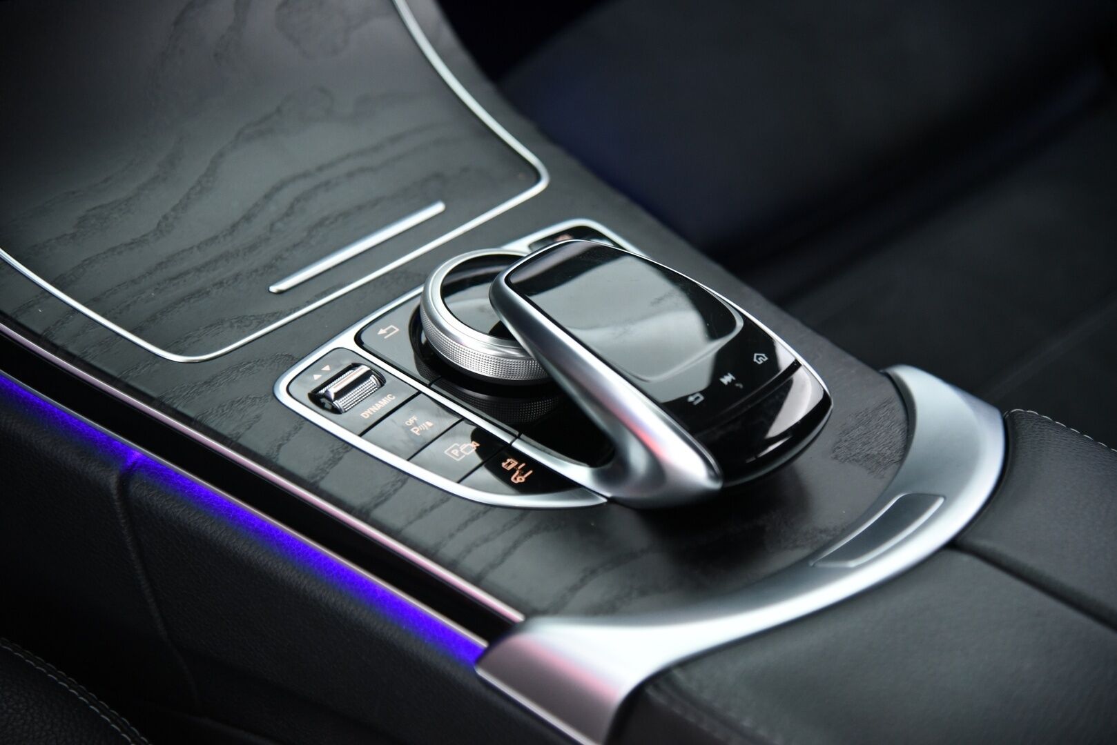 Mercedes-Benz C 2020 300 e T A Business AMG Edition EQ Power * Burmester /  P-kamera / Night paketti / LED / Ambiente * - AMG Sisä- ja ulkopaketilla / Sähk. takaluukku / Apple & Android 