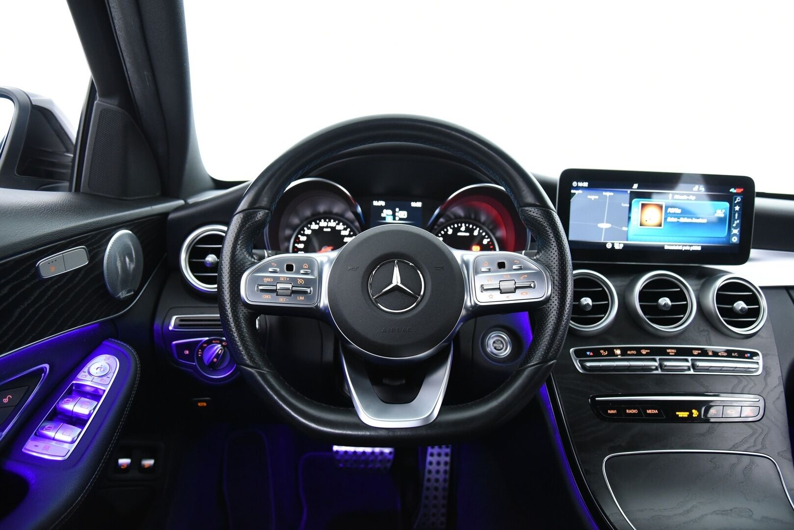 Mercedes-Benz C 2020 300 e T A Business AMG Edition EQ Power * Burmester /  P-kamera / Night paketti / LED / Ambiente * - AMG Sisä- ja ulkopaketilla / Sähk. takaluukku / Apple & Android 