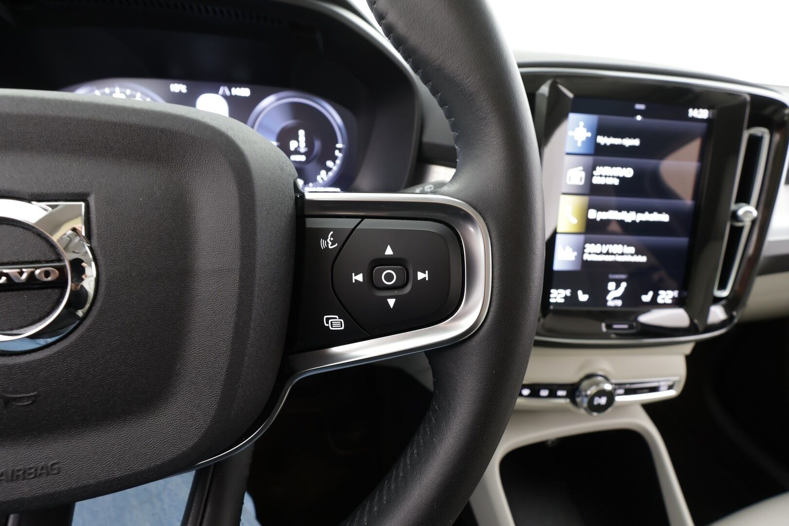 Volvo XC40 2021 T5 TwE Business Inscription Expression aut * ACC / 360° / LED / Navi / Webasto / Vaaleat nahat / KeylessGo / BLIS / H&K * - 1.Om Suomi-auto / Kahdet renkaat aluvanteilla / Merkkihuollettu - HULLUT BLACKWEEK JATKOT - KORKOTARJOUS 2,49%