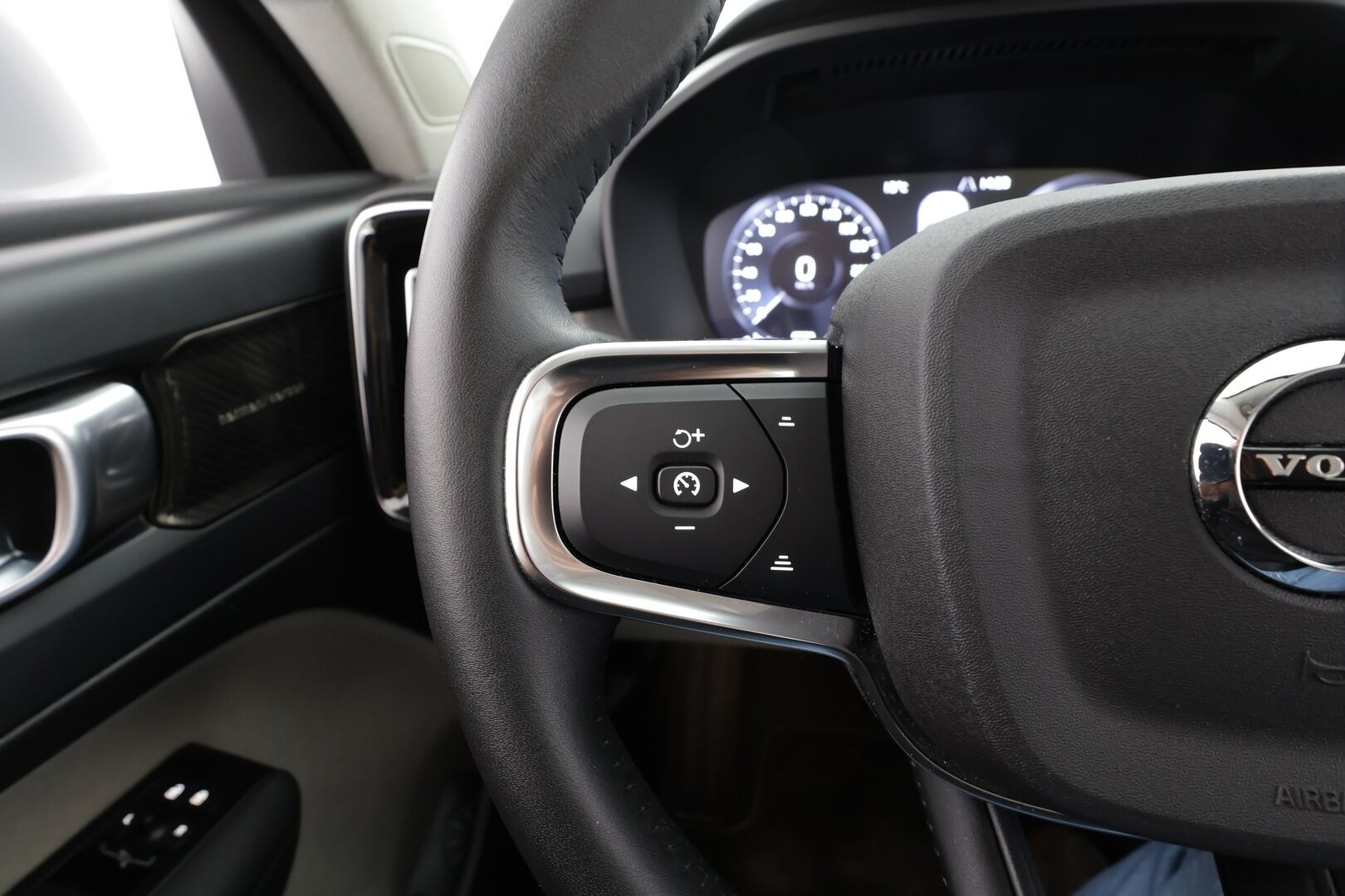 Volvo XC40 2021 T5 TwE Business Inscription Expression aut * ACC / 360° / LED / Navi / Webasto / Vaaleat nahat / KeylessGo / BLIS / H&K * - 1.Om Suomi-auto / Akku kuntotarkastettu / Kahdet renkaat aluvanteilla / Merkkihuollettu