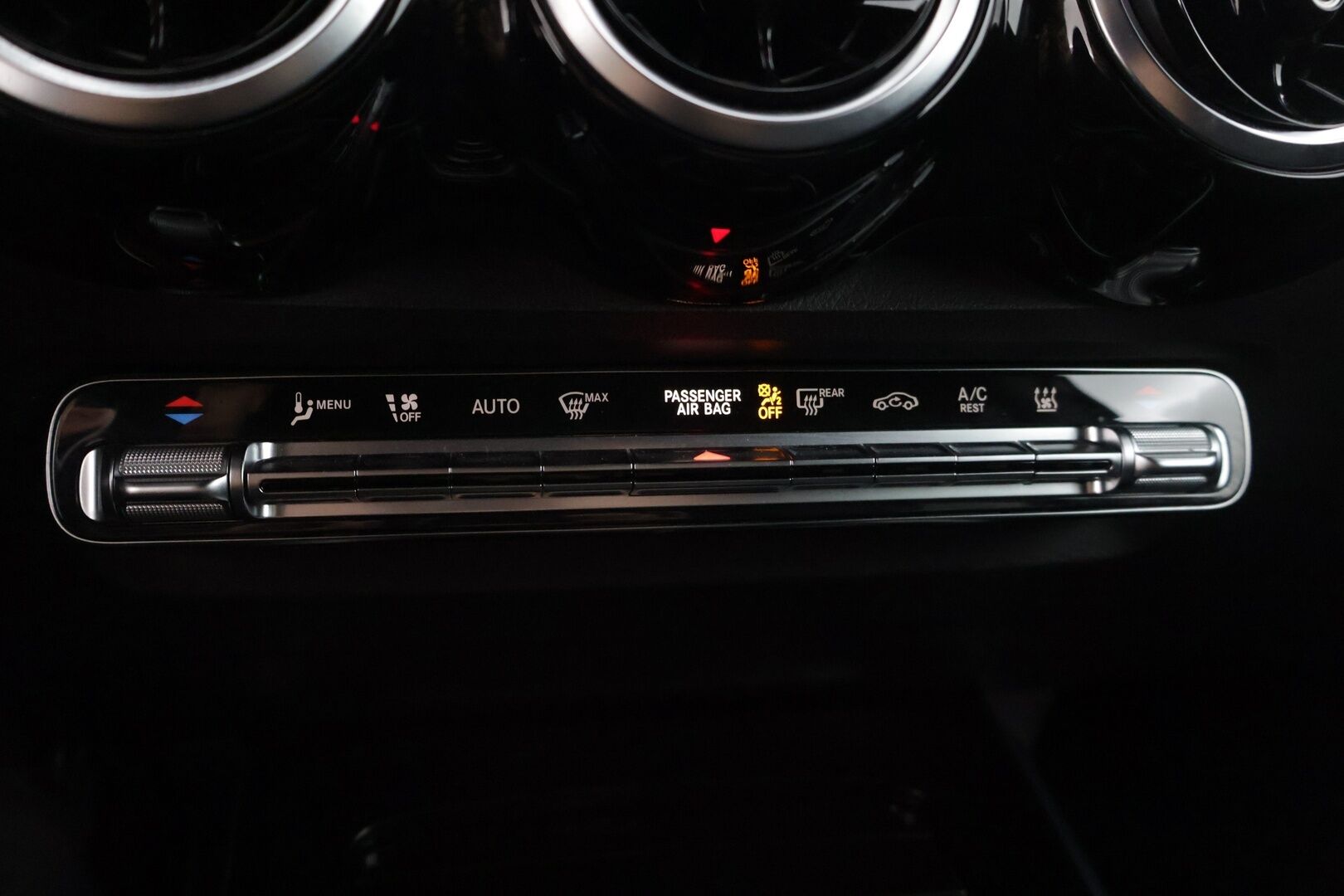 Mercedes-Benz GLB 2021 200 d A Business * / Alv. / Vetokoukku / Sähkökontti / Pkamera / Tutkat / Vakkari / Sport-penkit - 3,99 % KORKOTARJOUS TÄHÄN AUTOON - Hieno alvillinen & ryhdikäs Mercedes 