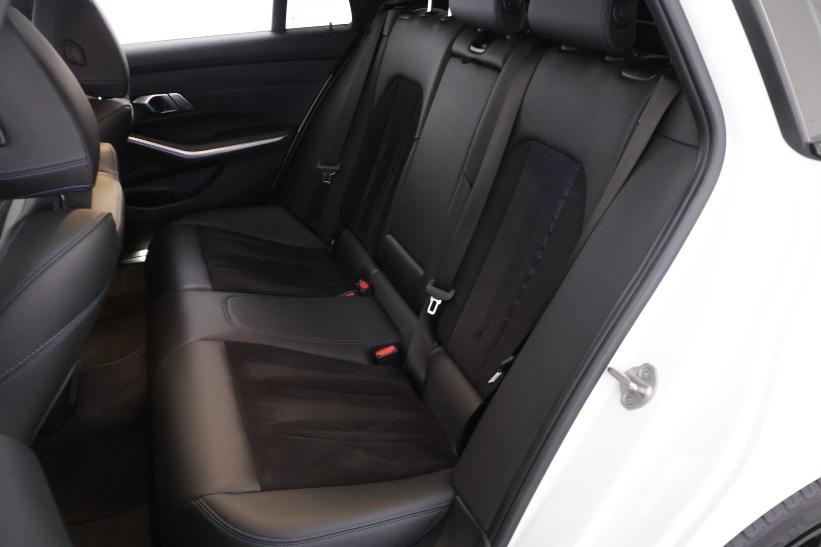 BMW 330 2021 G21 Touring 330e xDrive A Charged Edition M Sport - Vakkari / Koukku / P-kamera / HiFi / Nahka-alcantara Sporttipenkit / 2x renkaat / Apple&Android / - HULLU BLACKWEEK KORKOTARJOUS 2,49%