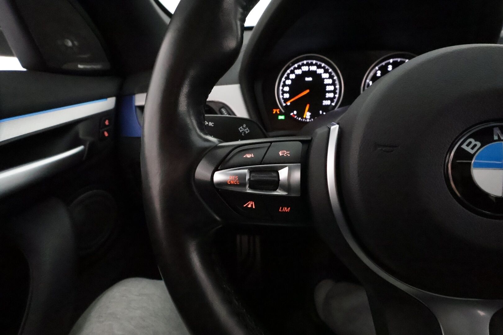 BMW X1 2021 F48 xDrive25e A Charged Edition M Sport *Adapt.Vakkari / Panorama / H&K / HUD / Vetokoukku / Sporttipenkit / P.kamera* - KATSO MIHIN RAHAAN! / Suomi-auto / Akku kuntotarkastettu! / Kahdet renkaat aluvanteilla - Osta nyt, maksa vasta ensi vuonna