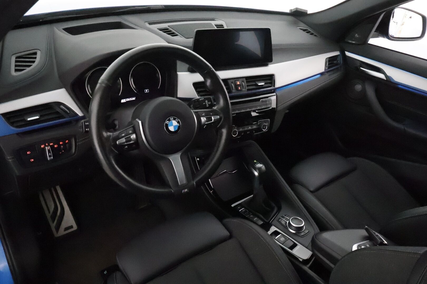 BMW X1 2021 F48 xDrive25e A Charged Edition M Sport *Adapt.Vakkari / Panorama / H&K / HUD / Vetokoukku / Sporttipenkit / P.kamera* - Suomi-auto / Akku kuntotarkastettu! / Kahdet renkaat aluvanteilla