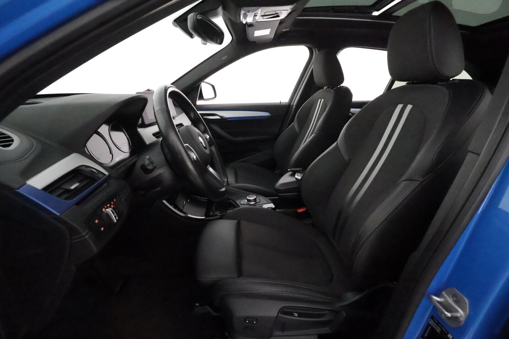 BMW X1 2021 F48 xDrive25e A Charged Edition M Sport *Adapt.Vakkari / Panorama / H&K / HUD / Vetokoukku / Sporttipenkit / P.kamera* - Suomi-auto / Akku kuntotarkastettu! / Kahdet renkaat aluvanteilla