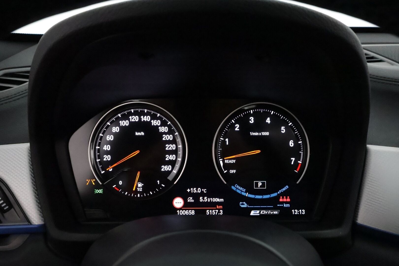 BMW X1 2021 F48 xDrive25e A Charged Edition M Sport *Adapt.Vakkari / Panorama / H&K / HUD / Vetokoukku / Sporttipenkit / P.kamera* - Suomi-auto / Akku kuntotarkastettu! / Kahdet renkaat aluvanteilla