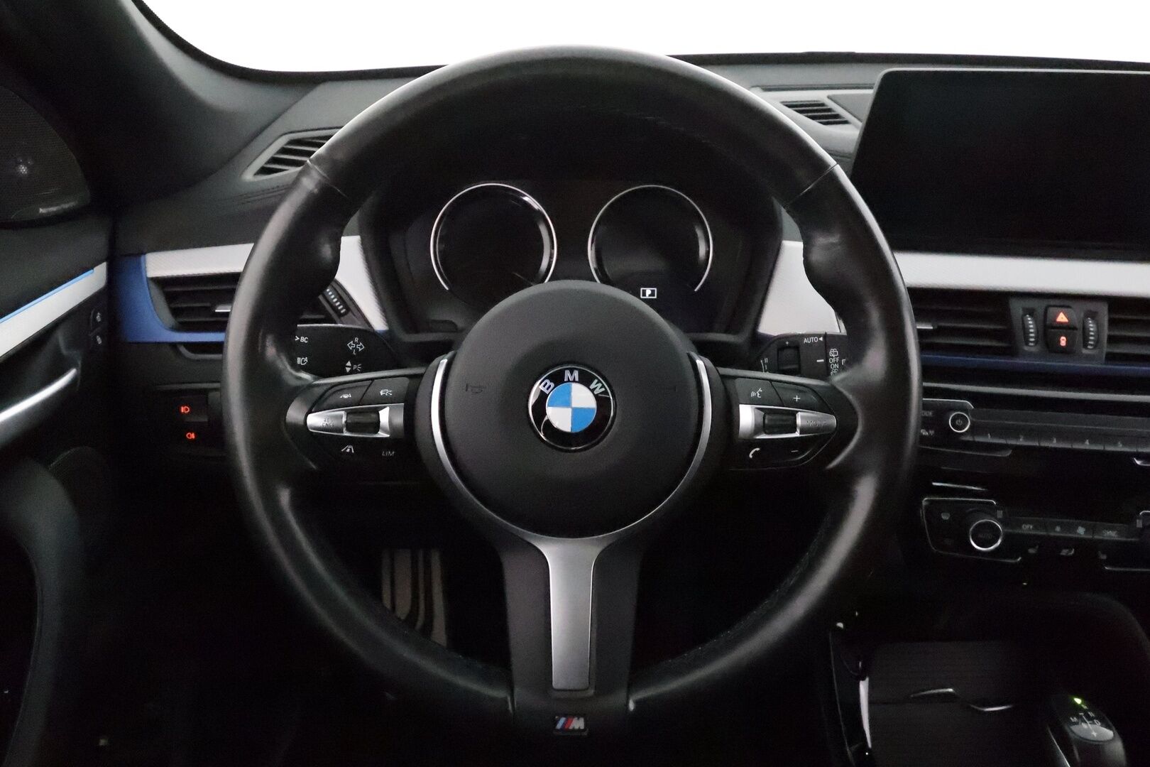 BMW X1 2021 F48 xDrive25e A Charged Edition M Sport *Adapt.Vakkari / Panorama / H&K / HUD / Vetokoukku / Sporttipenkit / P.kamera* - Suomi-auto / Akku kuntotarkastettu! / Kahdet renkaat aluvanteilla