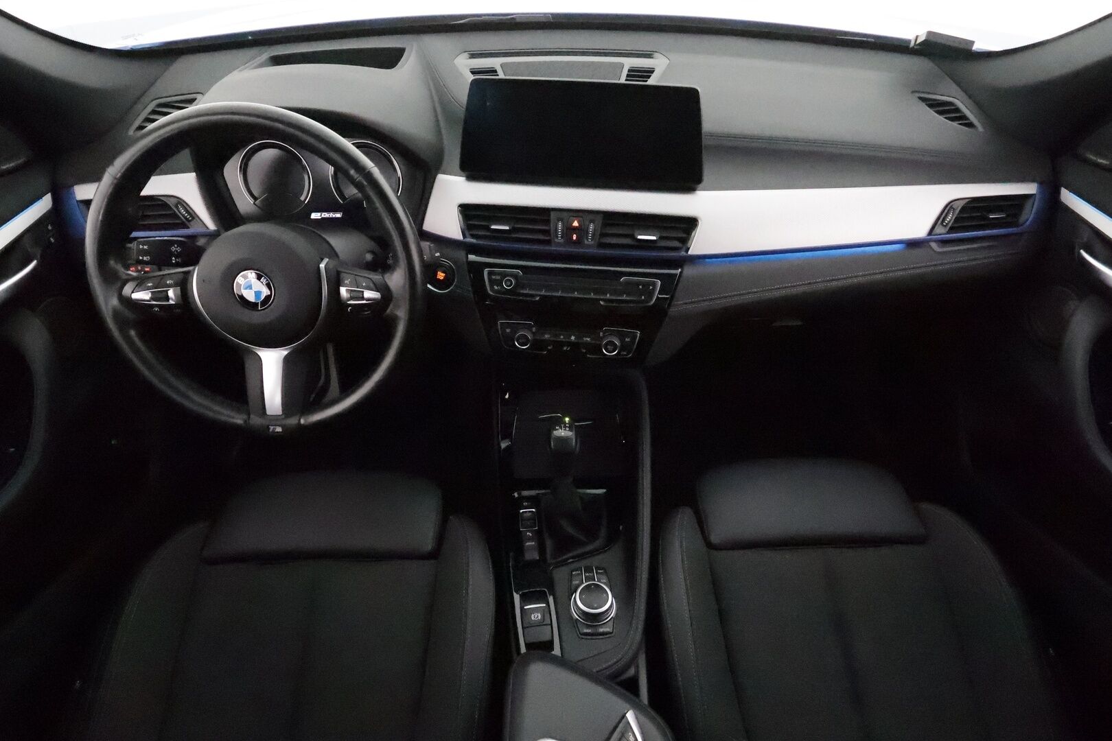 BMW X1 2021 F48 xDrive25e A Charged Edition M Sport *Adapt.Vakkari / Panorama / H&K / HUD / Vetokoukku / Sporttipenkit / P.kamera* - Suomi-auto / Akku kuntotarkastettu! / Kahdet renkaat aluvanteilla