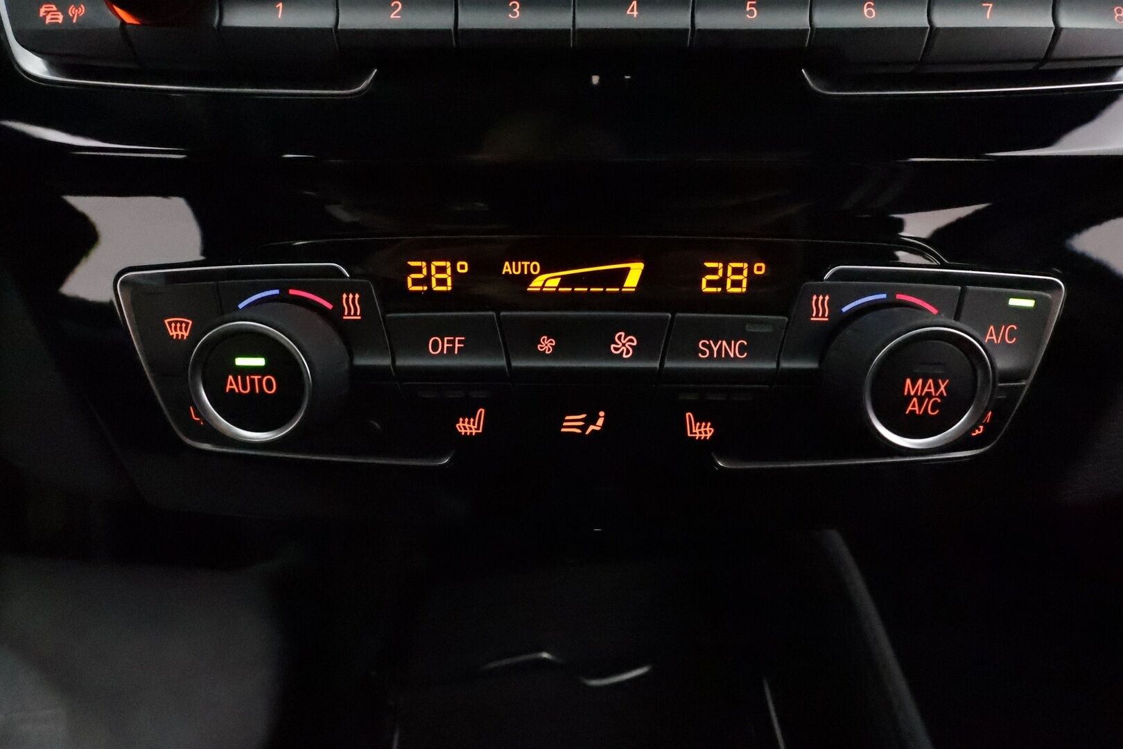 BMW X1 2021 F48 xDrive25e A Charged Edition M Sport *Adapt.Vakkari / Panorama / H&K / HUD / Vetokoukku / Sporttipenkit / P.kamera* - Suomi-auto / Akku kuntotarkastettu! / Kahdet renkaat aluvanteilla
