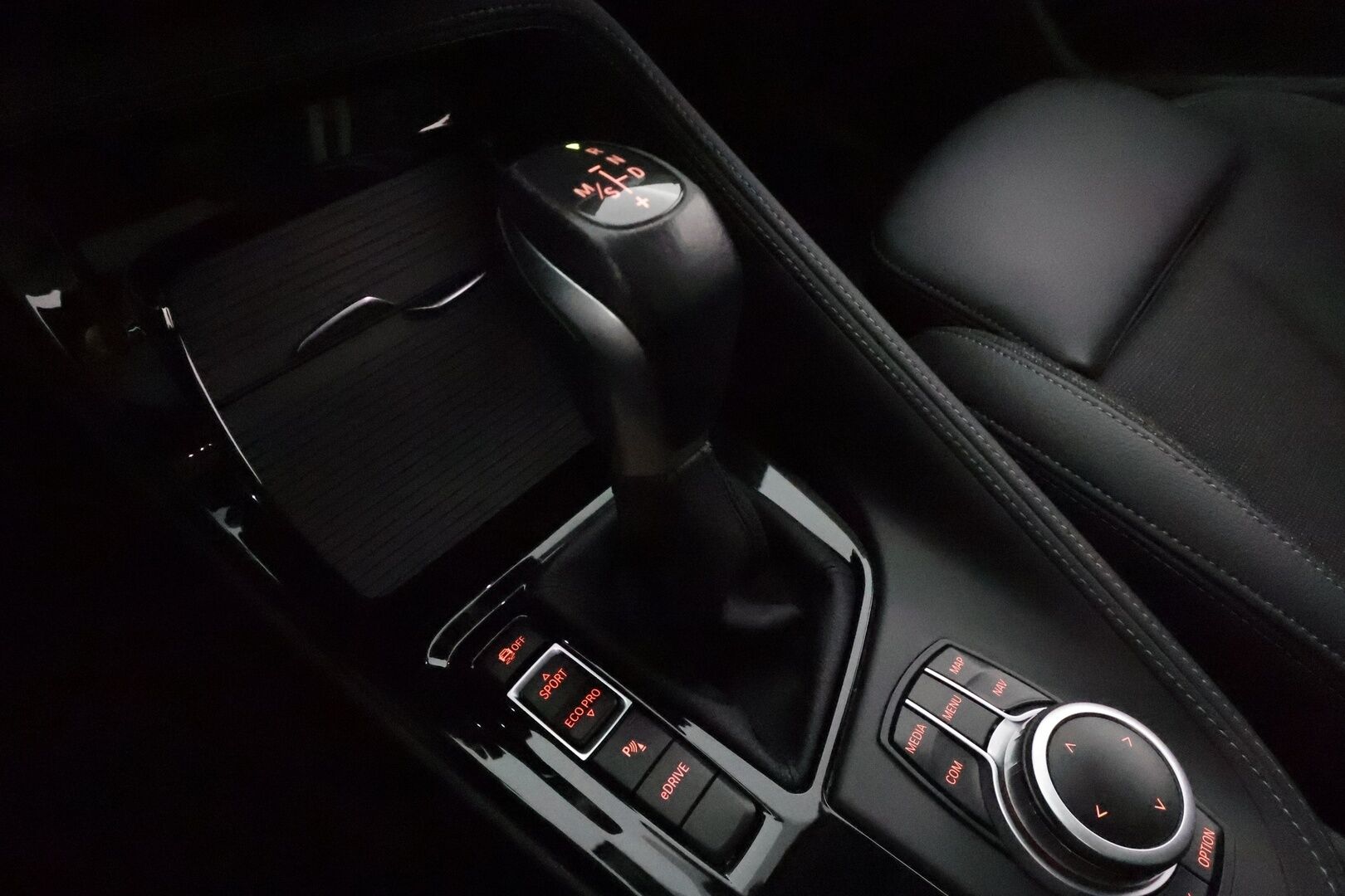 BMW X1 2021 F48 xDrive25e A Charged Edition M Sport *Adapt.Vakkari / Panorama / H&K / HUD / Vetokoukku / Sporttipenkit / P.kamera* - KATSO MIHIN RAHAAN! / Suomi-auto / Akku kuntotarkastettu! / Kahdet renkaat aluvanteilla - Osta nyt, maksa vasta ensi vuonna