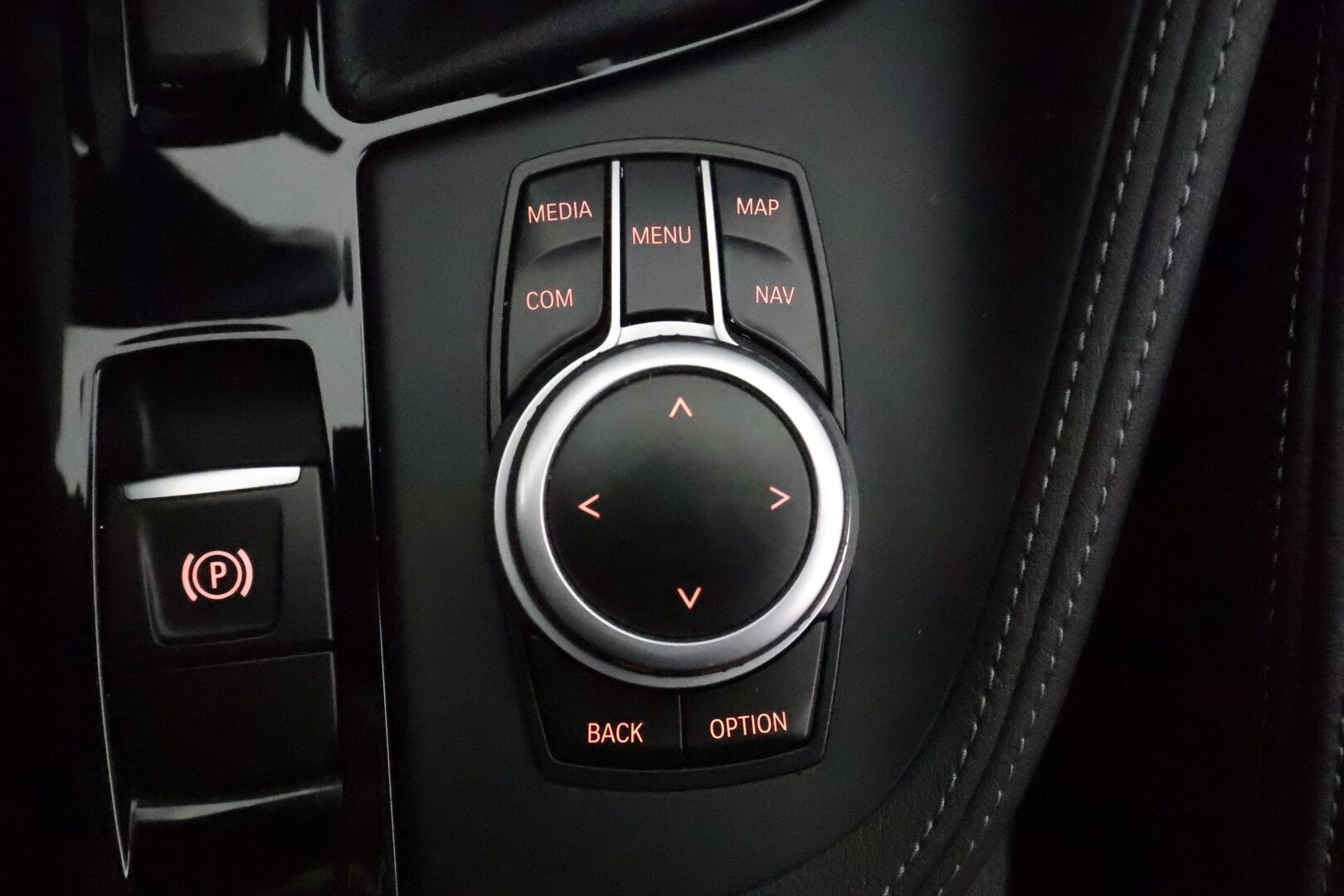 BMW X1 2021 F48 xDrive25e A Charged Edition M Sport *Adapt.Vakkari / Panorama / H&K / HUD / Vetokoukku / Sporttipenkit / P.kamera* - Suomi-auto / Akku kuntotarkastettu! / Kahdet renkaat aluvanteilla
