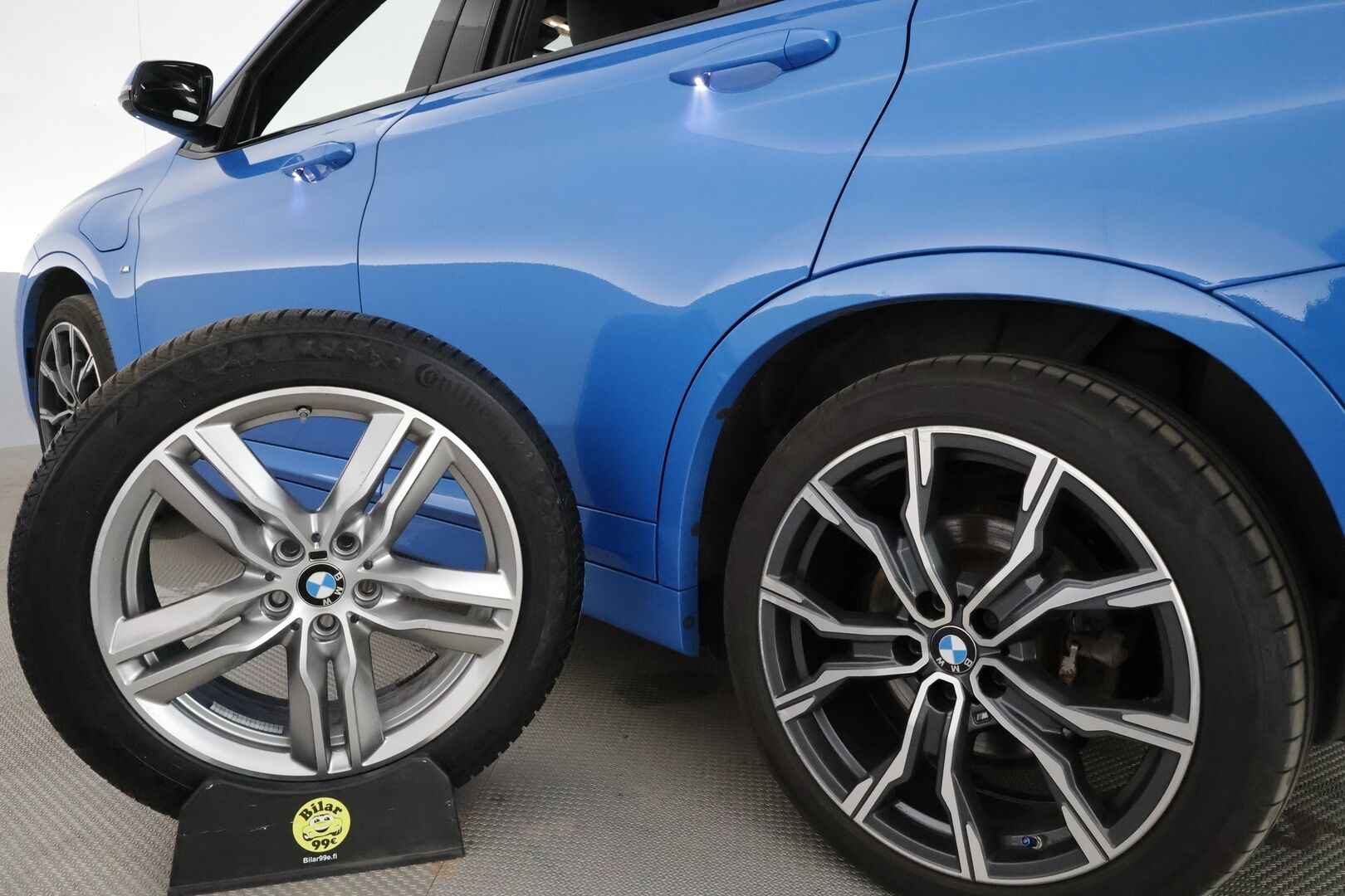 BMW X1 2021 F48 xDrive25e A Charged Edition M Sport *Adapt.Vakkari / Panorama / H&K / HUD / Vetokoukku / Sporttipenkit / P.kamera* - Suomi-auto / Akku kuntotarkastettu! / Kahdet renkaat aluvanteilla
