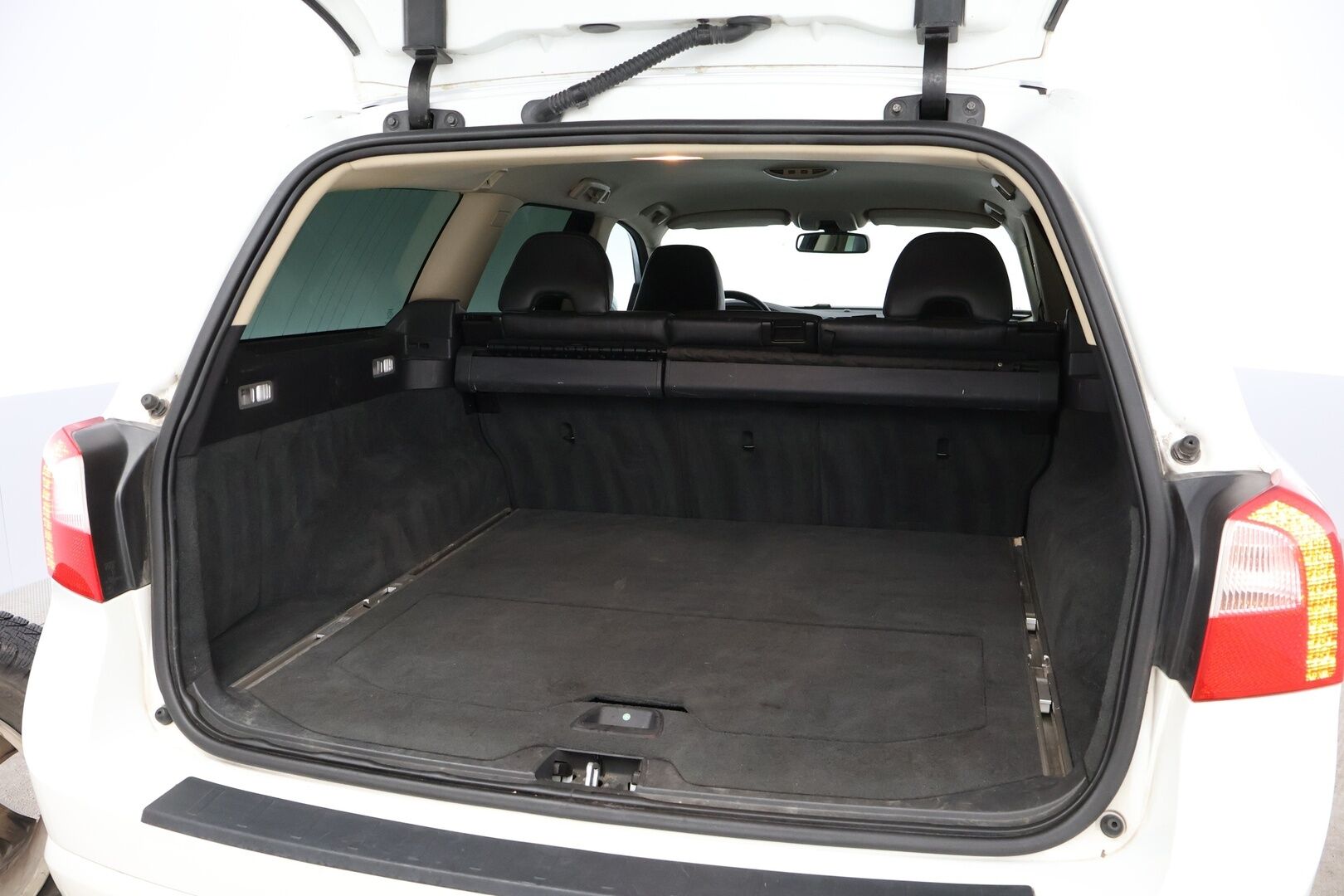 Volvo V70 2008 T6 AWD Polestar - Webasto / High Perf Audio / Nahkasisusta / Vetokoukku / Xenon / Peruutustutka / Harvinaisuus!