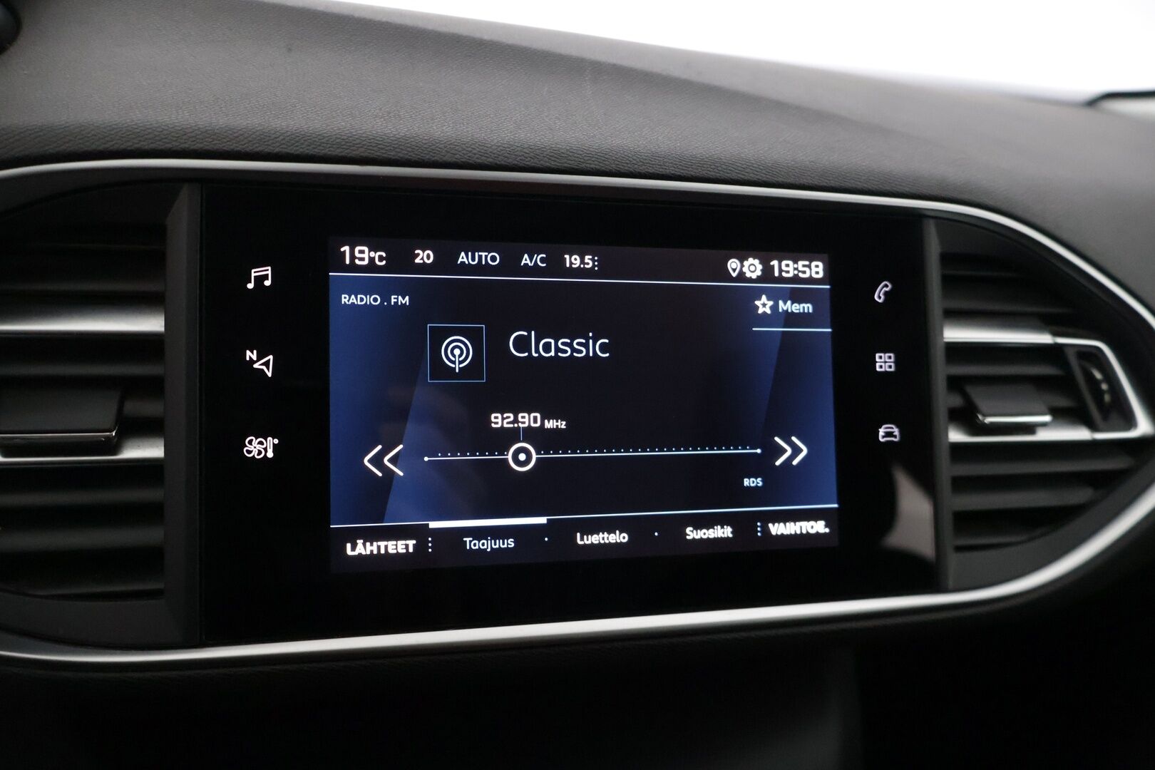 Peugeot 308 2021 SW Active 210 Anniversary PureTech 130 EAT8-automaatti* Digimittaristo / Tutkat / Apple&Android Carplay / Vakkari / Lohkolämmitin * - * Suomi-auto / Jakohihna vaihdettu 6/25 / Kahdet renkaat *