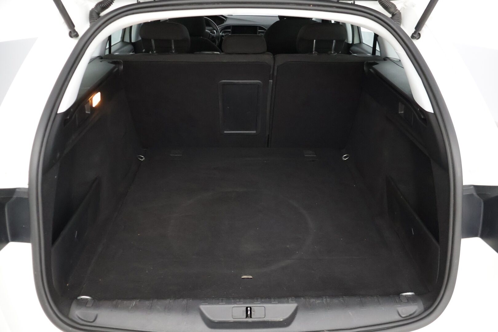 Peugeot 308 2021 SW Active 210 Anniversary PureTech 130 EAT8-automaatti* Digimittaristo / Tutkat / Apple&Android Carplay / Vakkari / Lohkolämmitin * - * Suomi-auto / Jakohihna vaihdettu 6/25 / Kahdet renkaat *