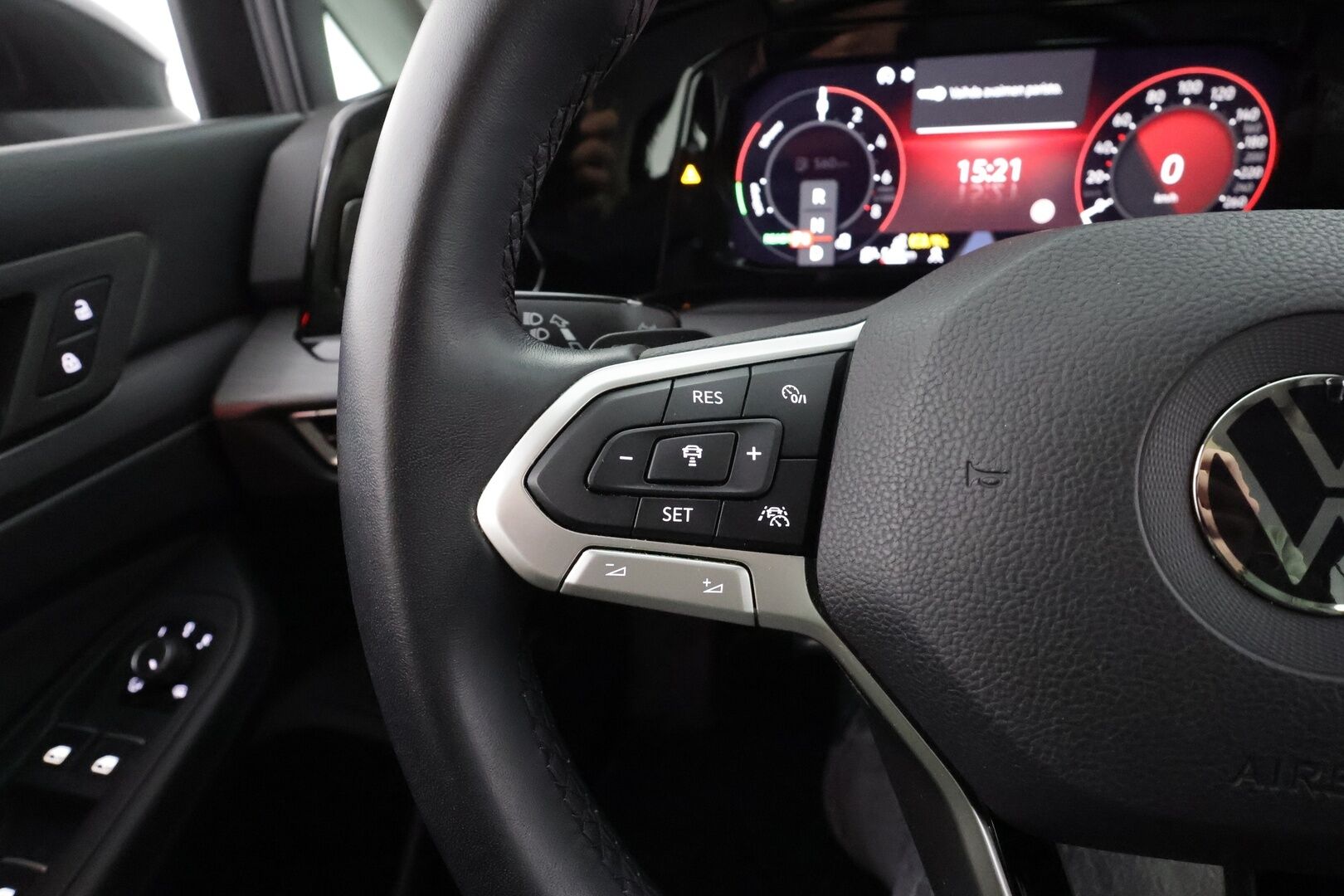 Volkswagen Golf 2021 Style eHybrid 150 kW (PHEV) DSG * ACC / P.kamera / IQ.Light / Webasto / Hierova muistipenkki / Navi / Keyless * - 1.Om Suomi-auto / Kahdet renkaat aluvanteilla / Merkkihuollettu