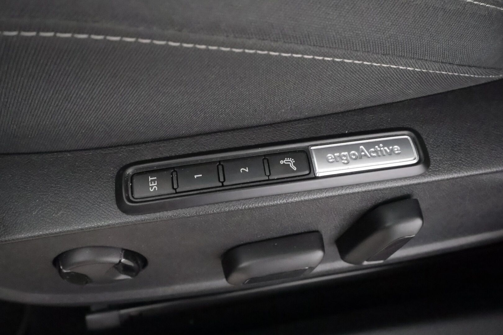 Volkswagen Golf 2021 Style eHybrid 150 kW (PHEV) DSG * ACC / P.kamera / IQ.Light / Webasto / Hierova muistipenkki / Navi / Keyless * - 1.Om Suomi-auto / Kahdet renkaat aluvanteilla / Merkkihuollettu