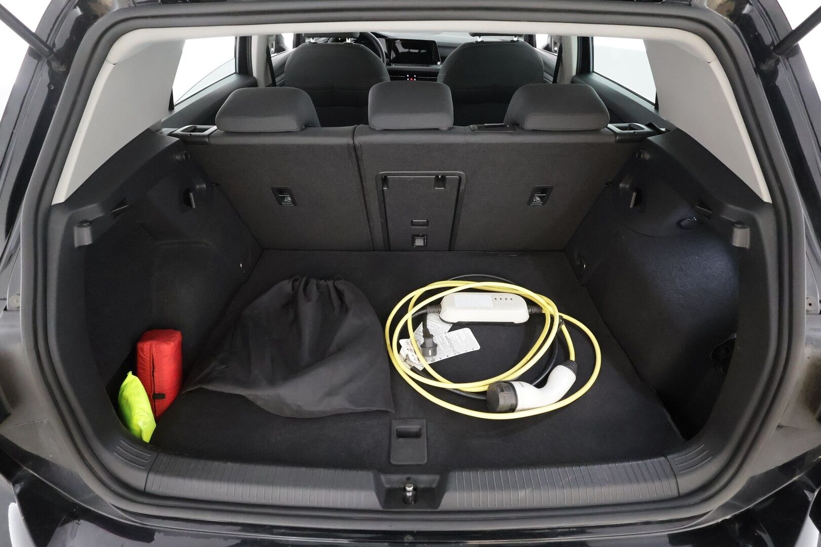 Volkswagen Golf 2021 Style eHybrid 150 kW (PHEV) DSG * ACC / P.kamera / IQ.Light / Webasto / Hierova muistipenkki / Navi / Keyless * - 1.Om Suomi-auto / Kahdet renkaat aluvanteilla / Merkkihuollettu