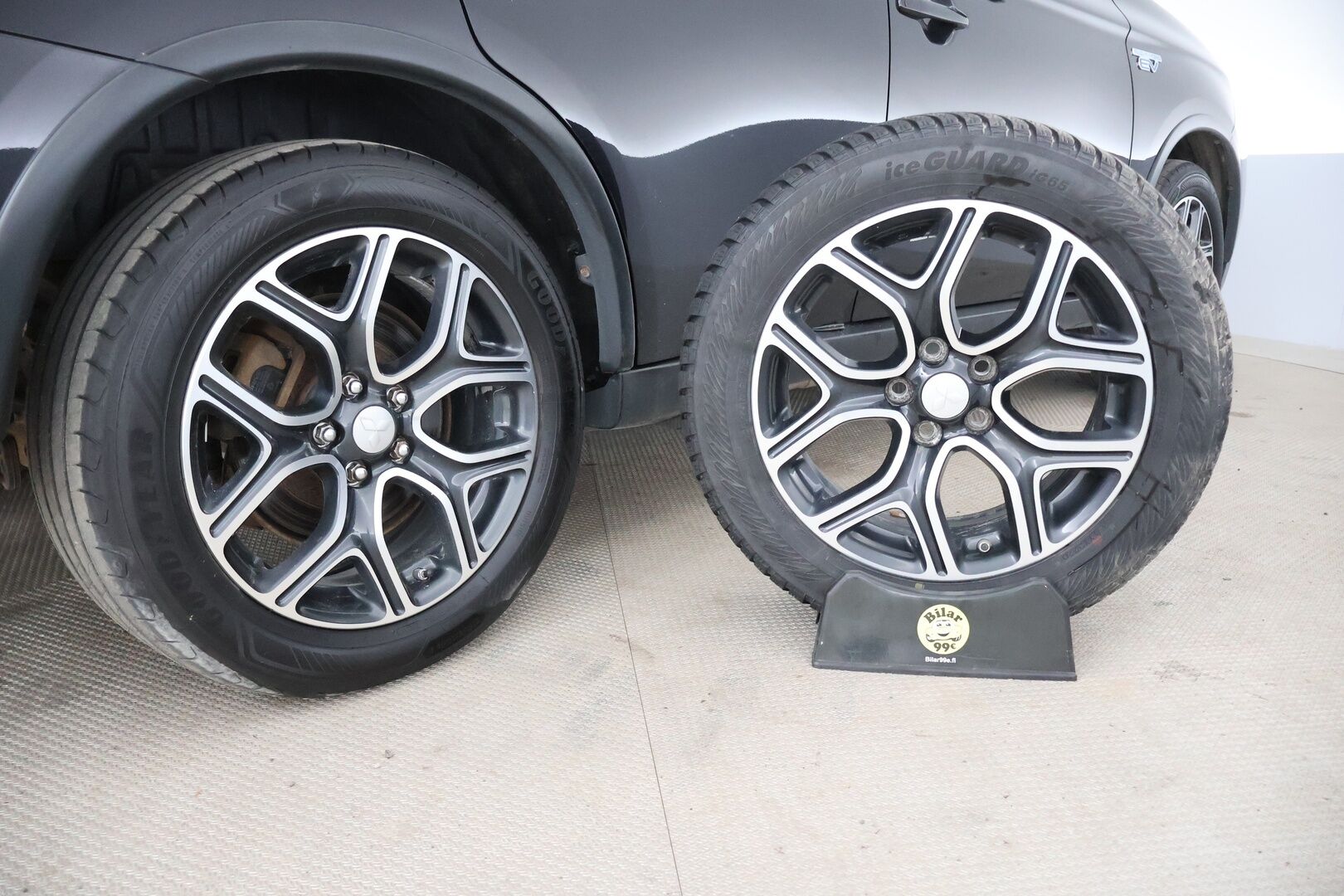 Mitsubishi OUTLANDER PHEV 2015 Instyle Navi / Adapt.Vak / Panorama / P-kamera / Koukku / NAVI / Sähköluukku - 2x renkaat omilla vanteilla / huippuvarusteet! - HULLUT AVAJAISHULINAT KORKOTARJOUS 3,29 %