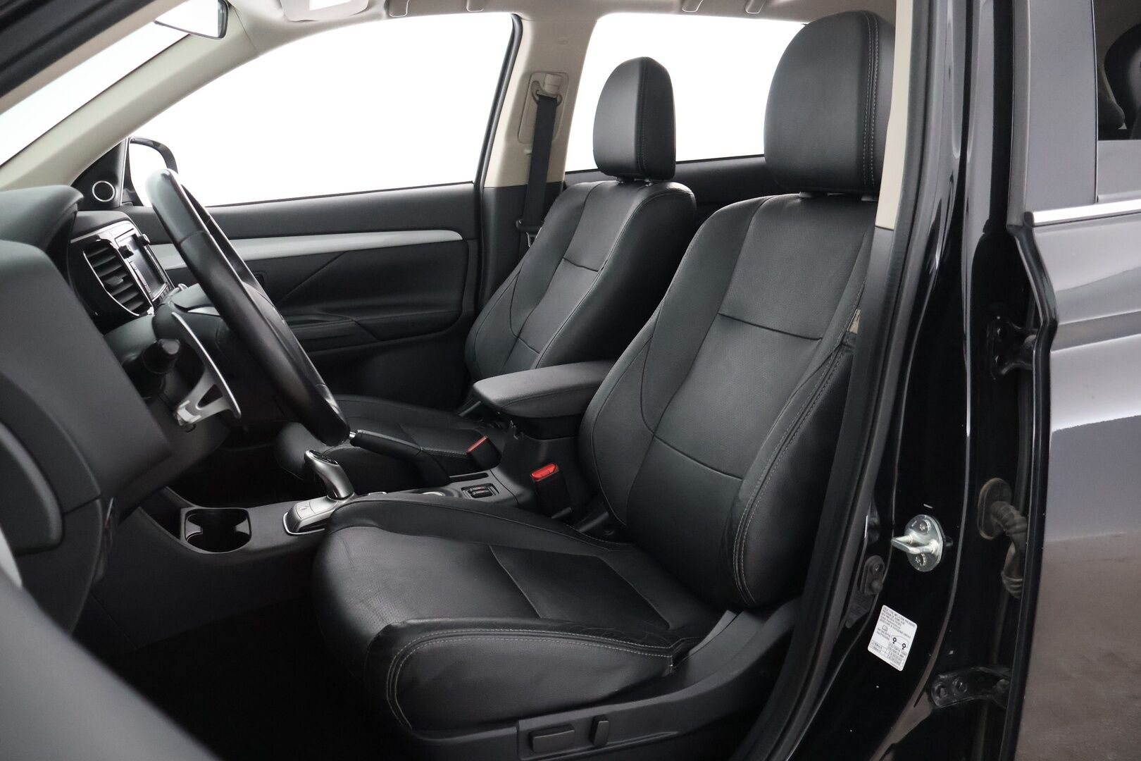 Mitsubishi OUTLANDER PHEV 2015 Instyle Navi / Adapt.Vak / Panorama / P-kamera / Koukku / NAVI / Sähköluukku - 2x renkaat omilla vanteilla / huippuvarusteet! - HULLUT AVAJAISHULINAT KORKOTARJOUS 3,29 %