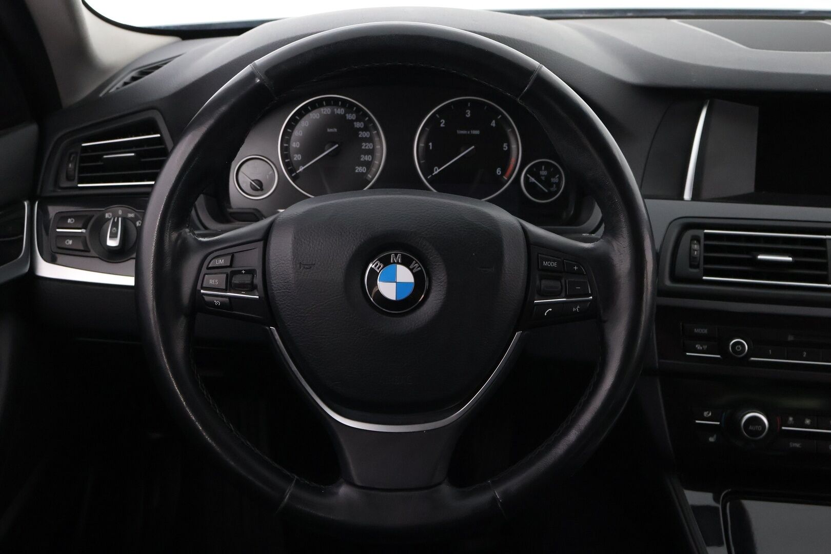 BMW 520 2017 F11 Touring 520d A Business LCI * Nahkasisusta / LED / Vetokoukku / Lohko & Sisäpistoke / Ratinlämmitys - 2x Hyvät renkaat / Facelift / Juuri tullut Tampereelle!