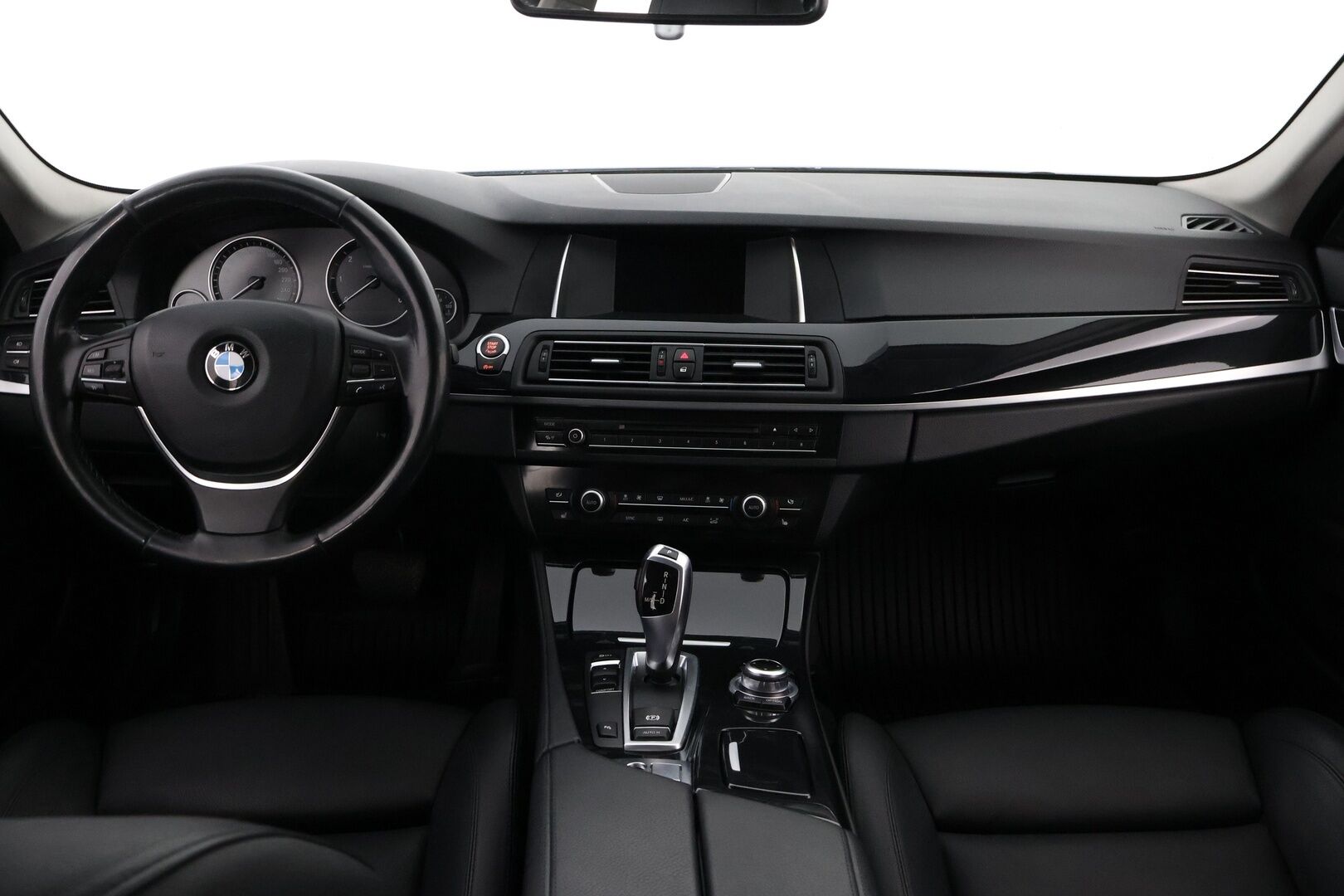 BMW 520 2017 F11 Touring 520d A Business LCI * Nahkasisusta / LED / Vetokoukku / Lohko & Sisäpistoke / Ratinlämmitys - 2x Hyvät renkaat / Facelift / Juuri tullut Tampereelle!