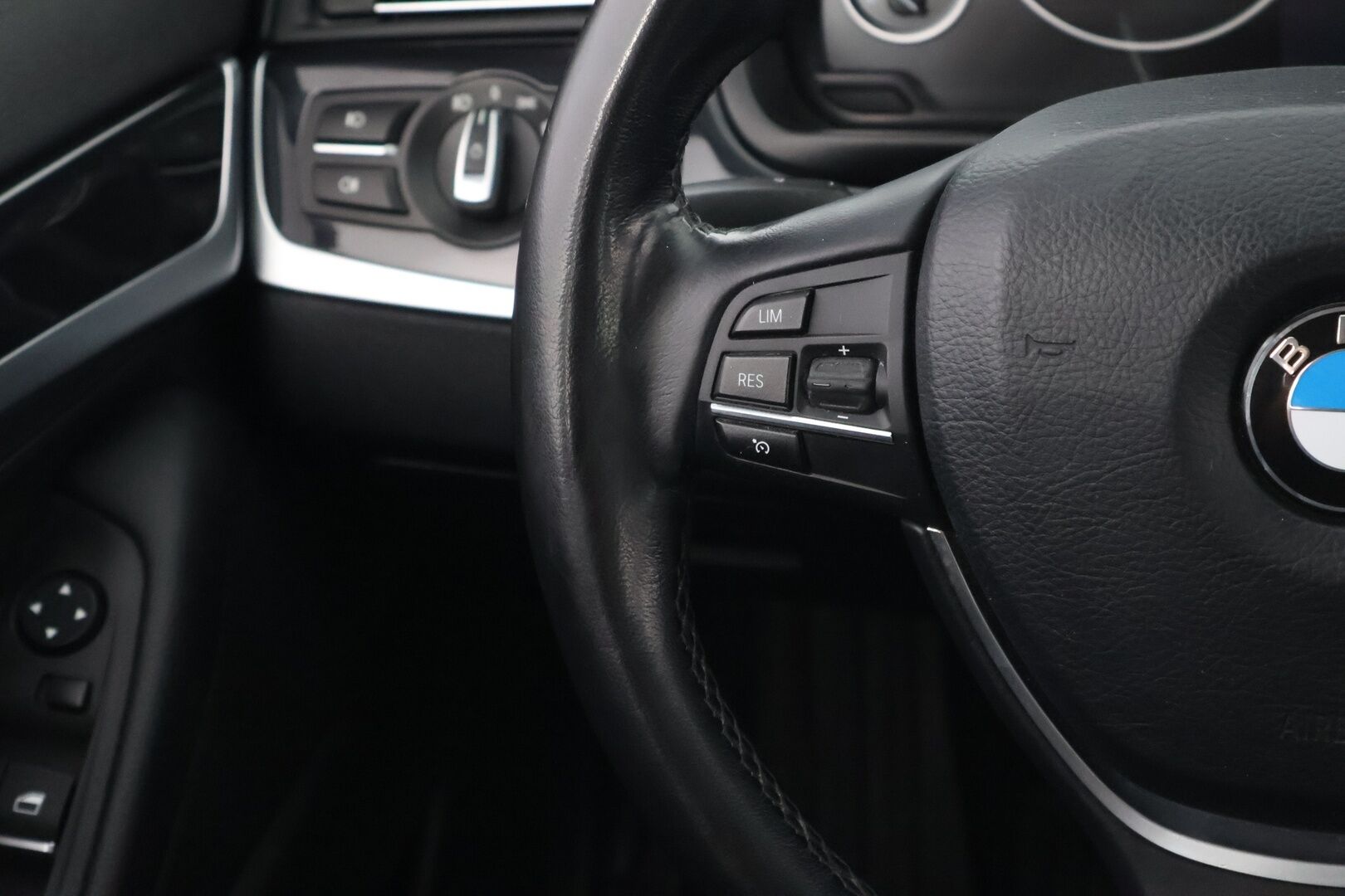 BMW 520 2017 F11 Touring 520d A Business LCI * Nahkasisusta / LED / Vetokoukku / Lohko & Sisäpistoke / Ratinlämmitys - 2x Hyvät renkaat / Facelift / Juuri tullut Tampereelle!
