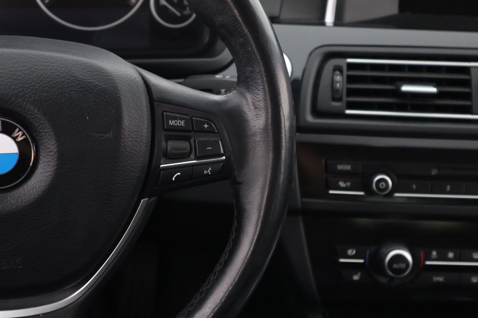 BMW 520 2017 F11 Touring 520d A Business LCI * Nahkasisusta / LED / Vetokoukku / Lohko & Sisäpistoke / Ratinlämmitys - 2x Hyvät renkaat / Facelift / Juuri tullut Tampereelle!