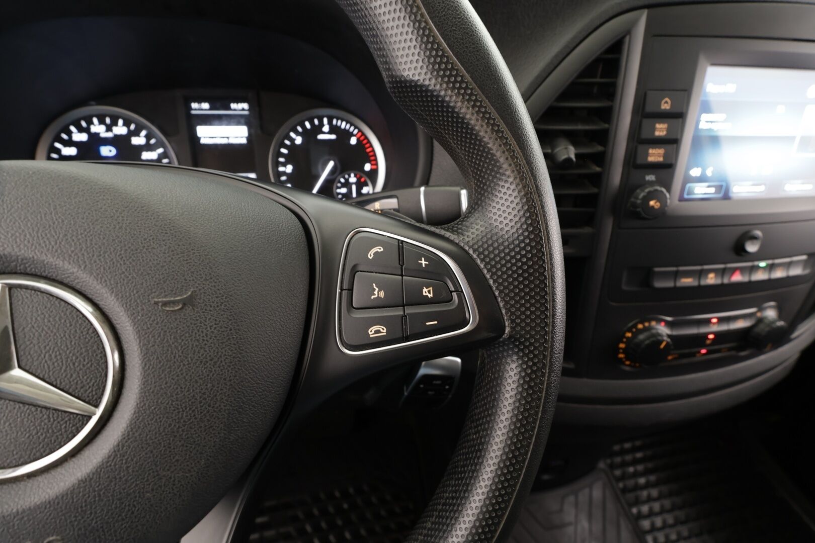 Mercedes-Benz Vito 2021 114CDI RWD-3,05/32K keskipitkä A2 A * Vakkari / Webasto / Koukku / P.kamera / Apple&Android * - 1.Om Suomi-auto / Kahdet Renkaat - HULLUT AVAJAISHULINAT KORKOTARJOUS 3,29 %