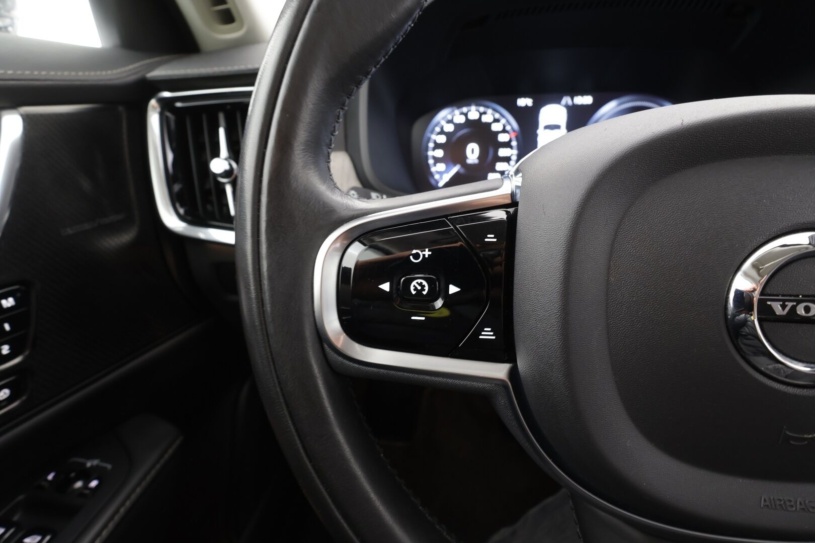 Volvo S90 2021 T8 TwE AWD Business Inscription aut - 1Om Suomiauto | Webasto | Harman&Kardon | ACC | 360-Kamera | Full LED | Ilmastoidut Sporttinahat | Lämmitettävä tuulilasi | ALV | SUPERVARUSTEET!