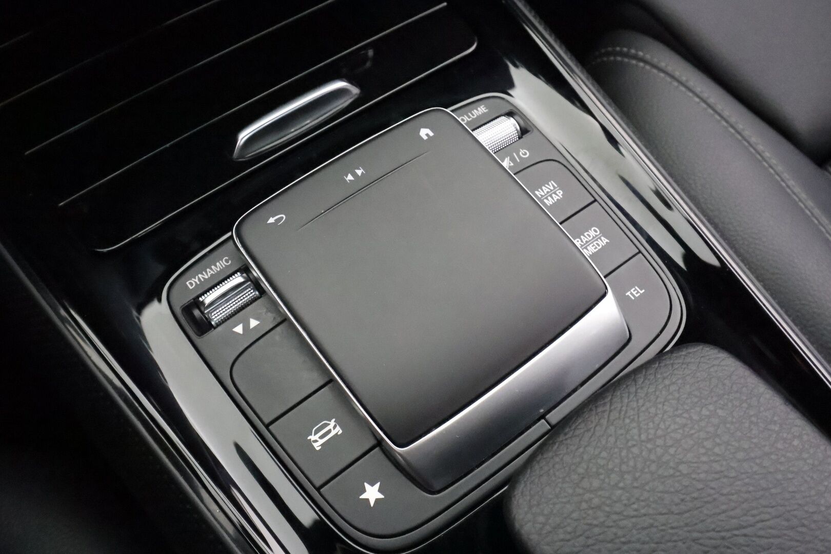 Mercedes-Benz B 2021 250 e A Business Style EQ Power - | Vakkari | Lisälämmitin | P.Kamera | LED | Puolinahat Sporttipenkit | Ratinlämmitys | Apple&Android | 1.Om Suomi-auto | Kahdet Renkaat |