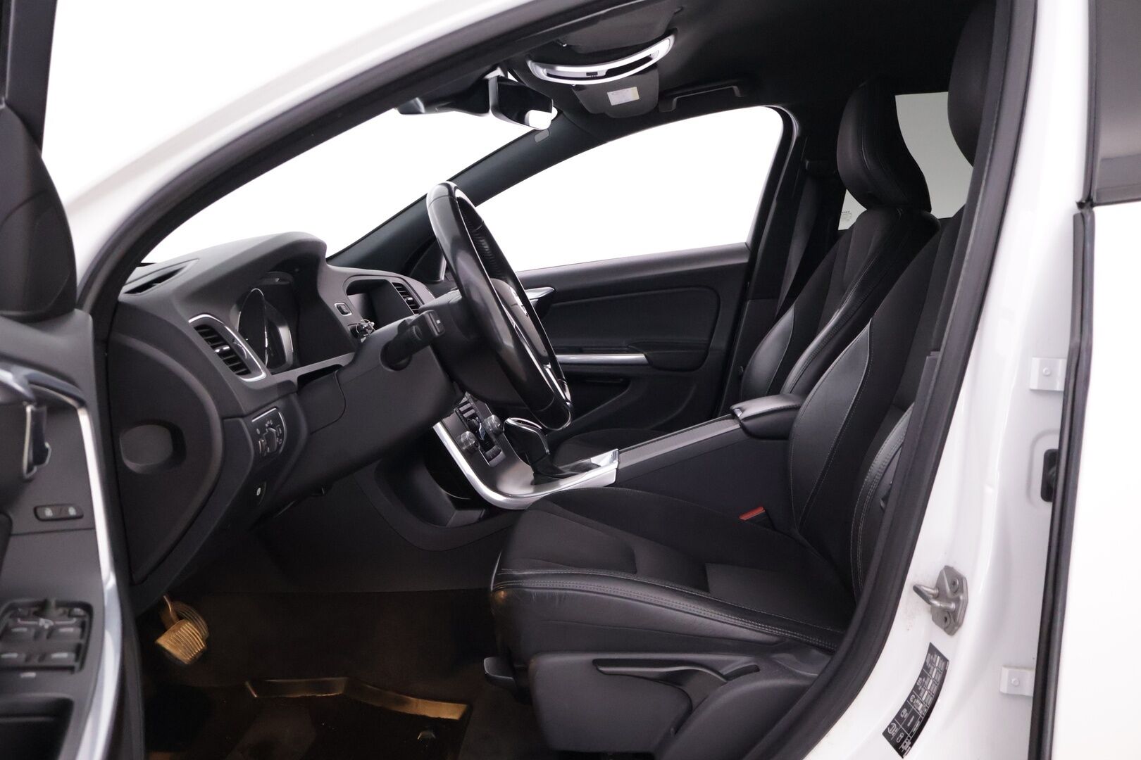 Volvo V60 Cross Country 2018 D4 AWD Business Momentum *Webasto / Navigointi / Vakkari / P.tutka / Puolinahat / Vetokoukku* - High Performance Audio / Sensus Navigointi / Puhdas historia / Seuraava katsastus 11/26