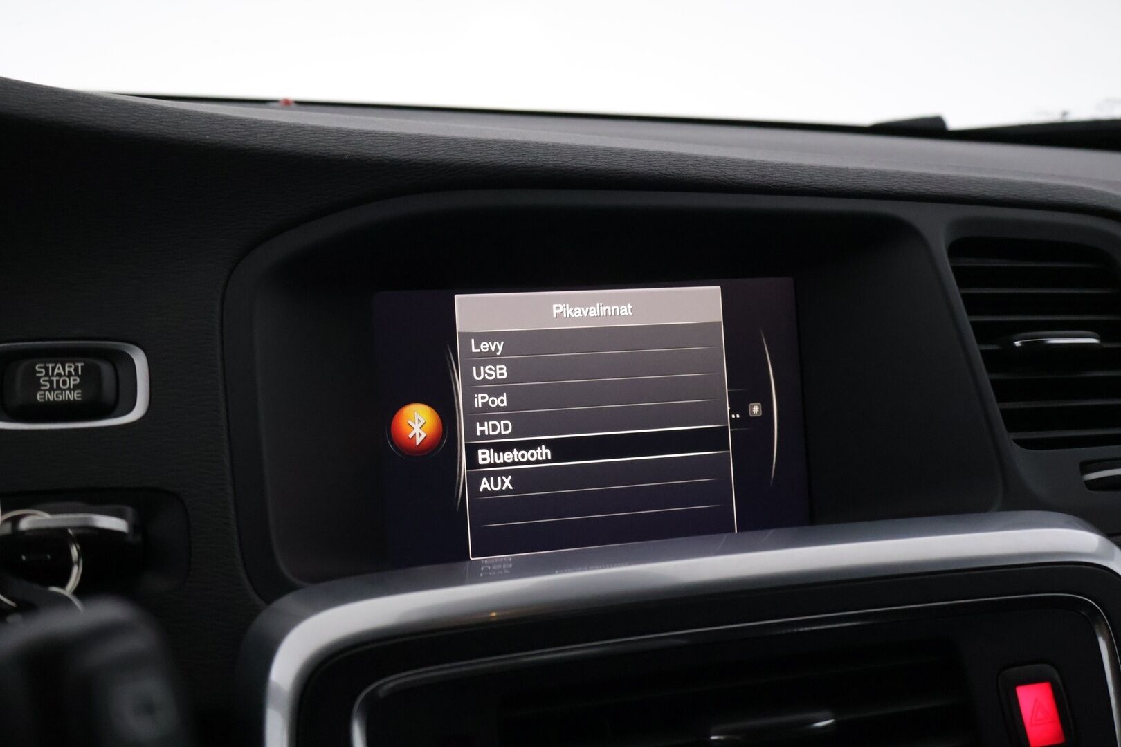 Volvo V60 Cross Country 2018 D4 AWD Business Momentum *Webasto / Navigointi / Vakkari / P.tutka / Puolinahat / Vetokoukku* - | Webasto | Koukku | High Performance Audio | Sensus Navigointi | Vakkari | P.tutka | Puolinahat |